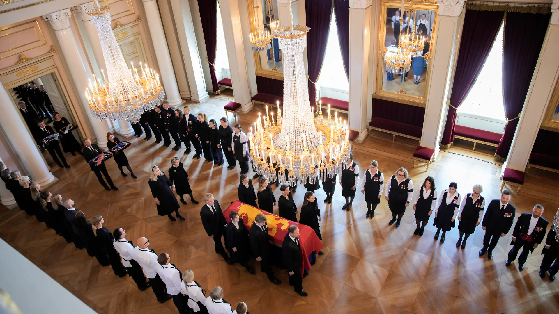 Der Sarg des norwegischen Königs Harald wird am 31. August 2026 im Königspalast in Oslo, Norwegen, getragen