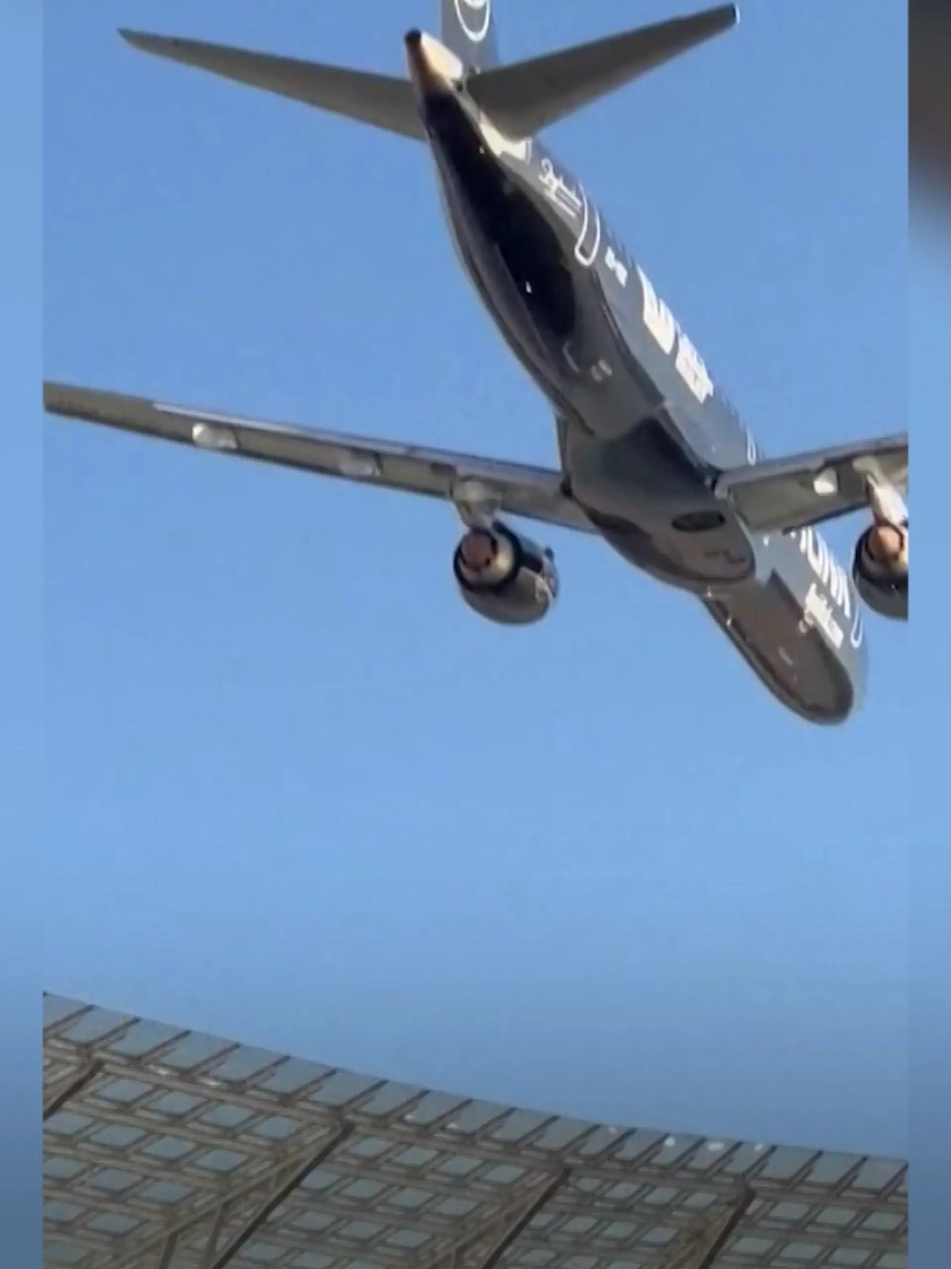 Bild zu: "Schock-Moment im Rugby-Stadion! Jets rasen tief über Fans hinweg"