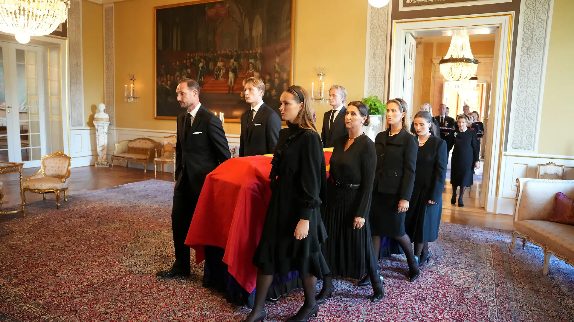Norwegens König Haakon, Kronprinzessin Ingrid Alexandra, Prinz Sverre Magnus und weitere Mitglieder der Familie tragen den Sarg des norwegischen Königs Harald im Königspalast in Oslo, Norwegen, am 31. August 2026.