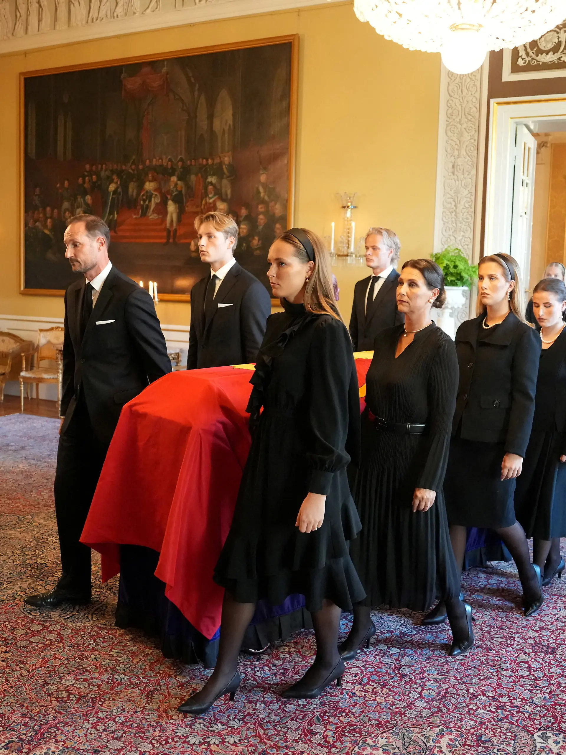 Norwegens König Haakon, Kronprinzessin Ingrid Alexandra, Prinz Sverre Magnus und weitere Mitglieder der Familie tragen den Sarg des norwegischen Königs Harald im Königspalast in Oslo, Norwegen, am 31. August 2026.