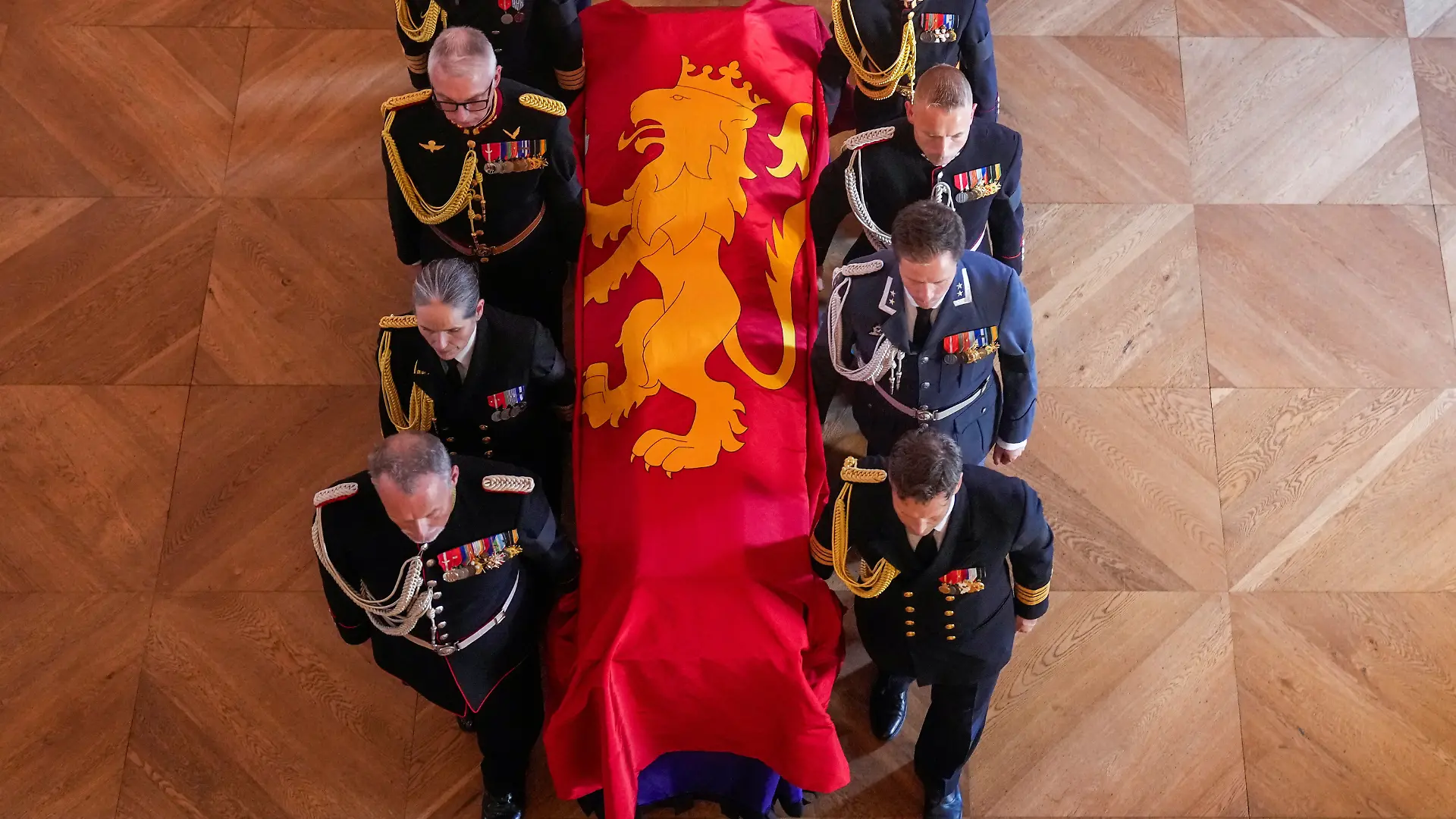 Der Sarg des norwegischen Königs Harald wird am Montag im Königspalast in Oslo, Norwegen, getragen.