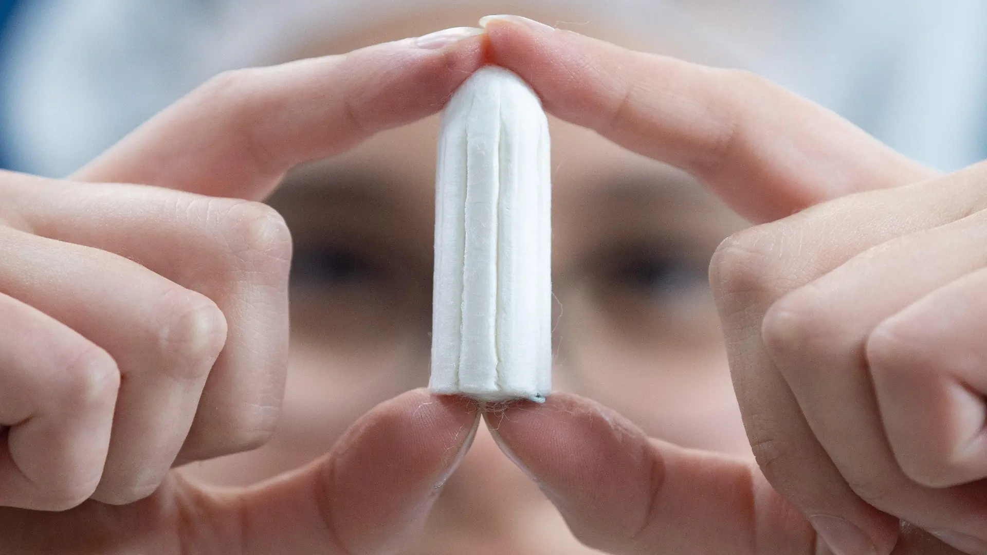 ARCHIV - 04.12.2019, ---: Ein Tampon wird von einer Angestellten in einer Produktionshalle gehalten. (Illustration zu dpa: "Binden und Tampons in Schottland bald kostenlos erhältlich") Foto: Sebastian Kahnert/dpa-Zentralbild/dpa +++ dpa-Bildfunk +++