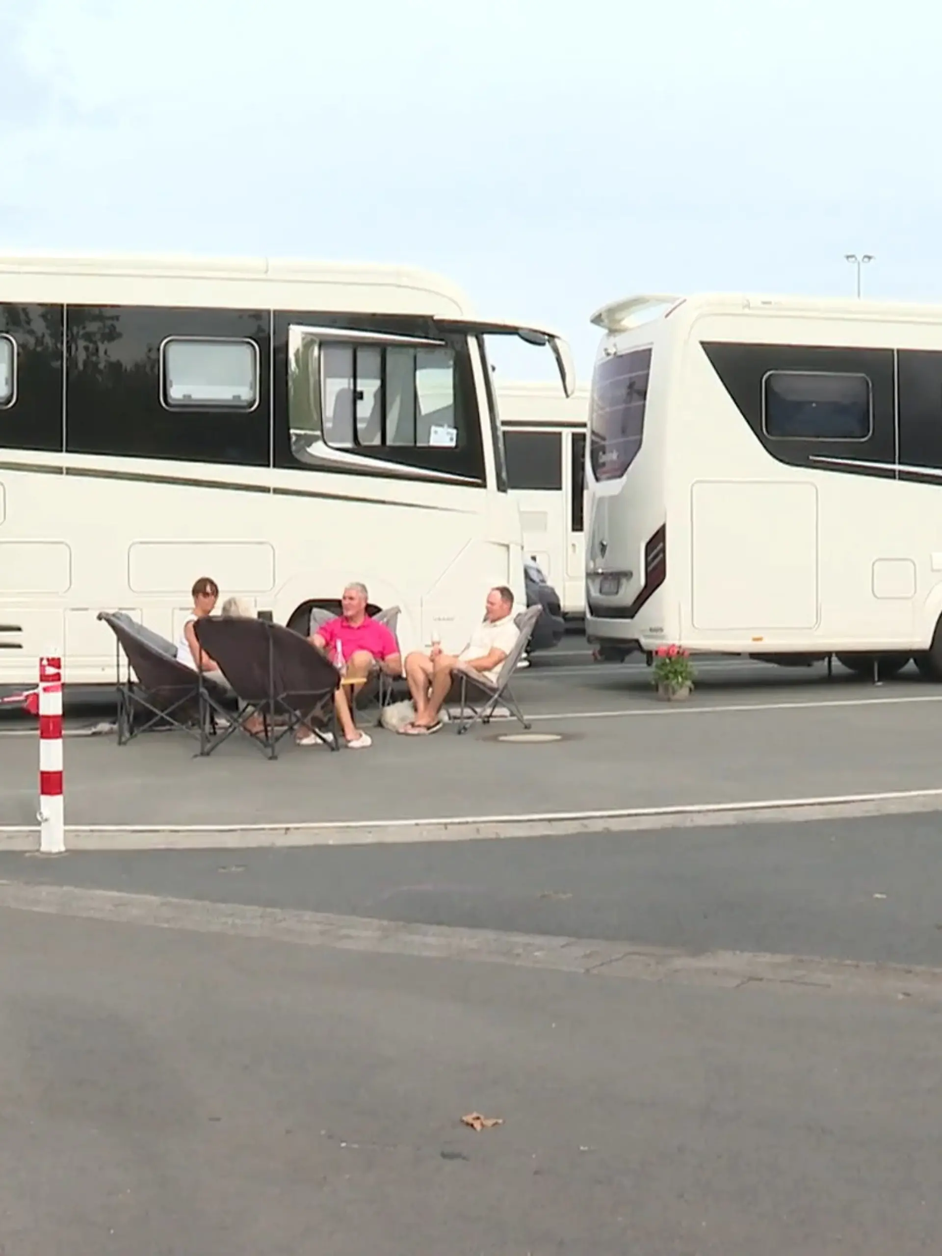 Bild zu: "Parkplatz voller Wohnwagen zur Campingmesse"
