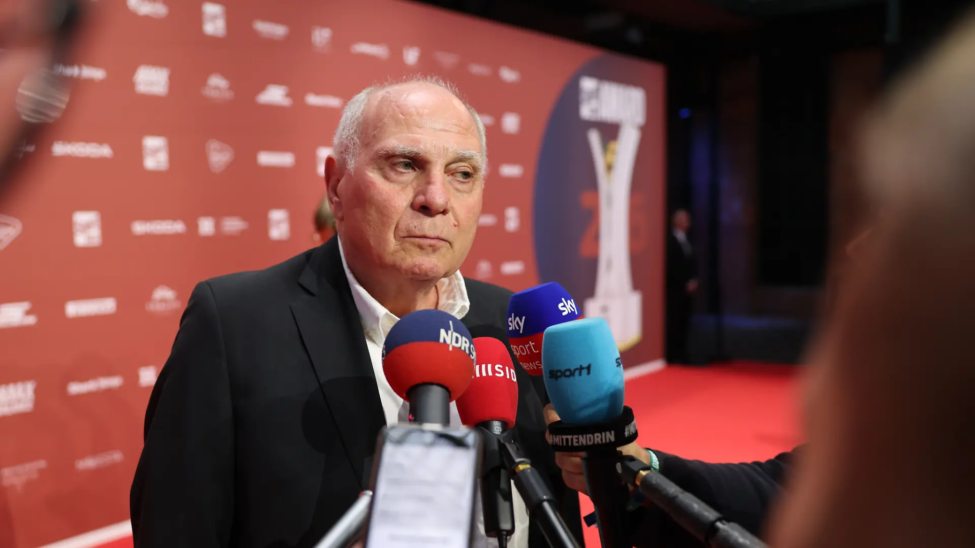 Uli Hoeneß, Ehrenpräsident des FC Bayern München, kommt zur Verleihung des «Sport Bild»-Awards 2026 in der Hamburger Fischauktionshalle.