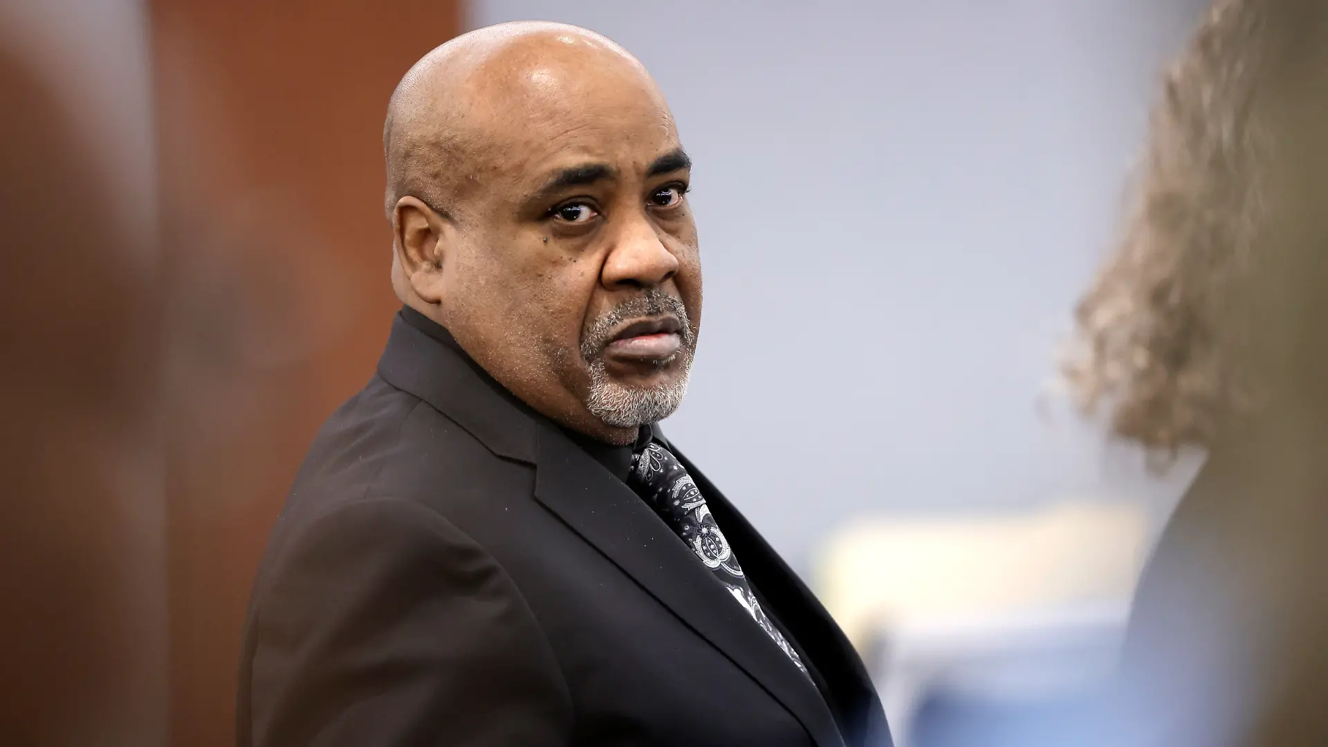 Duane Davis steht während einer Pause in den Schlussplädoyers seines Mordprozesses im Zusammenhang mit der Ermordung des Rappers Tupac Shakur im Jahr 1996 im Bezirksgericht von Clark County im Regional Justice Center in Las Vegas auf. +++ dpa-Bildfunk +++