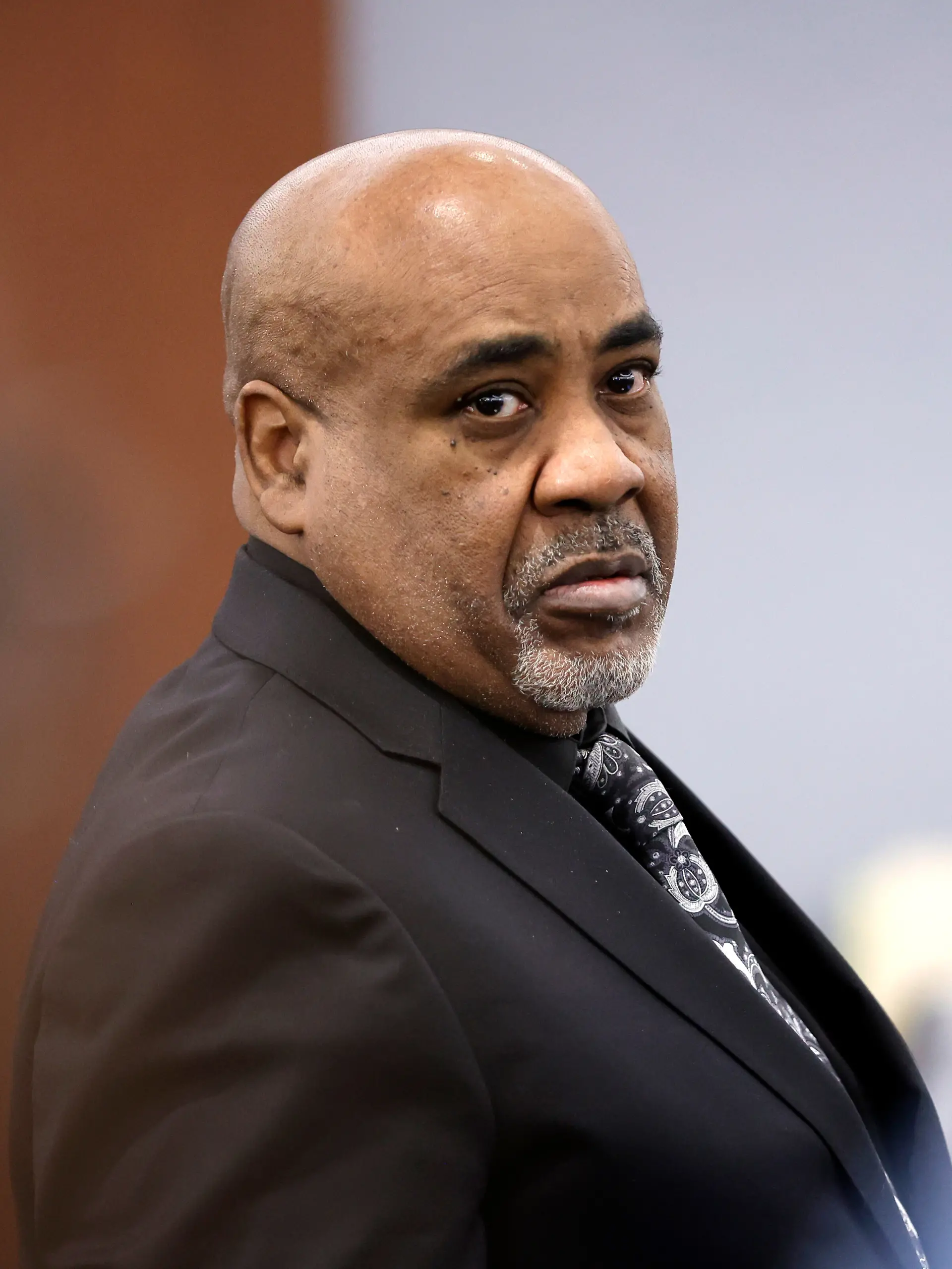 Duane Davis steht während einer Pause in den Schlussplädoyers seines Mordprozesses im Zusammenhang mit der Ermordung des Rappers Tupac Shakur im Jahr 1996 im Bezirksgericht von Clark County im Regional Justice Center in Las Vegas auf. +++ dpa-Bildfunk +++