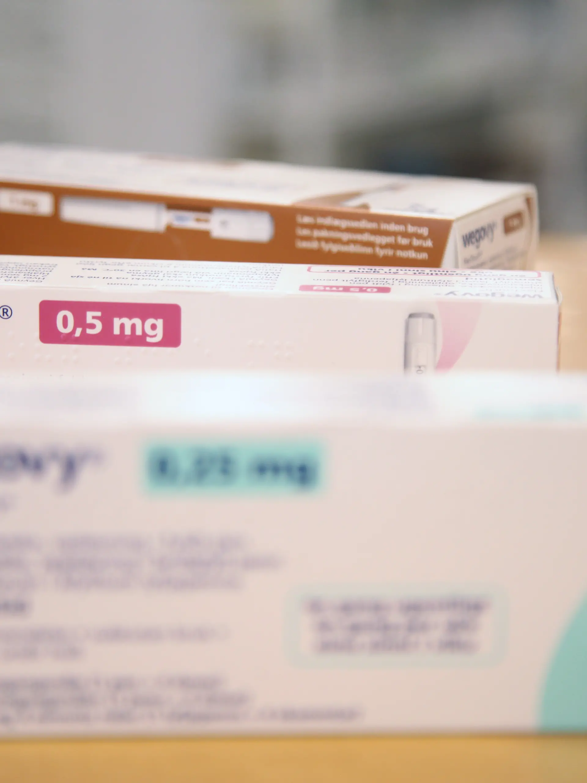 Verschiedene Packungen des Abnehmmittels «Wegovy» des Pharmakonzerns Novo Nordisk liegen in einer dänischen Apotheke auf dem Verkaufstresen. (zu dpa: «Abnehmtablette kommt in deutsche Apotheken - Ein Überblick») +++ dpa-Bildfunk +++