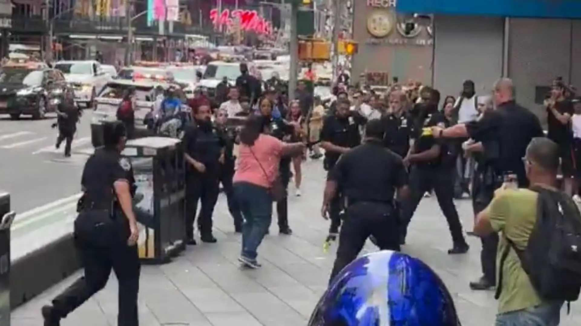 Ein Video auf X zeigt Pamela Cisneros während der Messerattacke am New Yorker Times Square.
