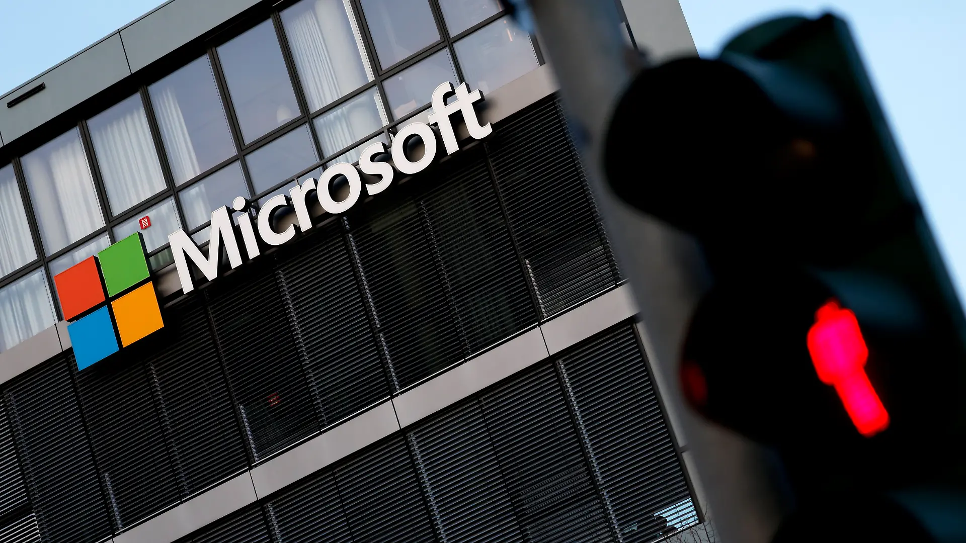 Logo der Microsoft Corporation am Sitz der Microsoft Deutschland GmbH im Rheinauhafen. In der Region ist der Bau eines Rechenzentrums des US-Konzerns Microsoft gestartet. Die Kommunen hoffen auf Tausende neue Jobs. (Themenbild, Symbolbild) Köln, 12.03.2026