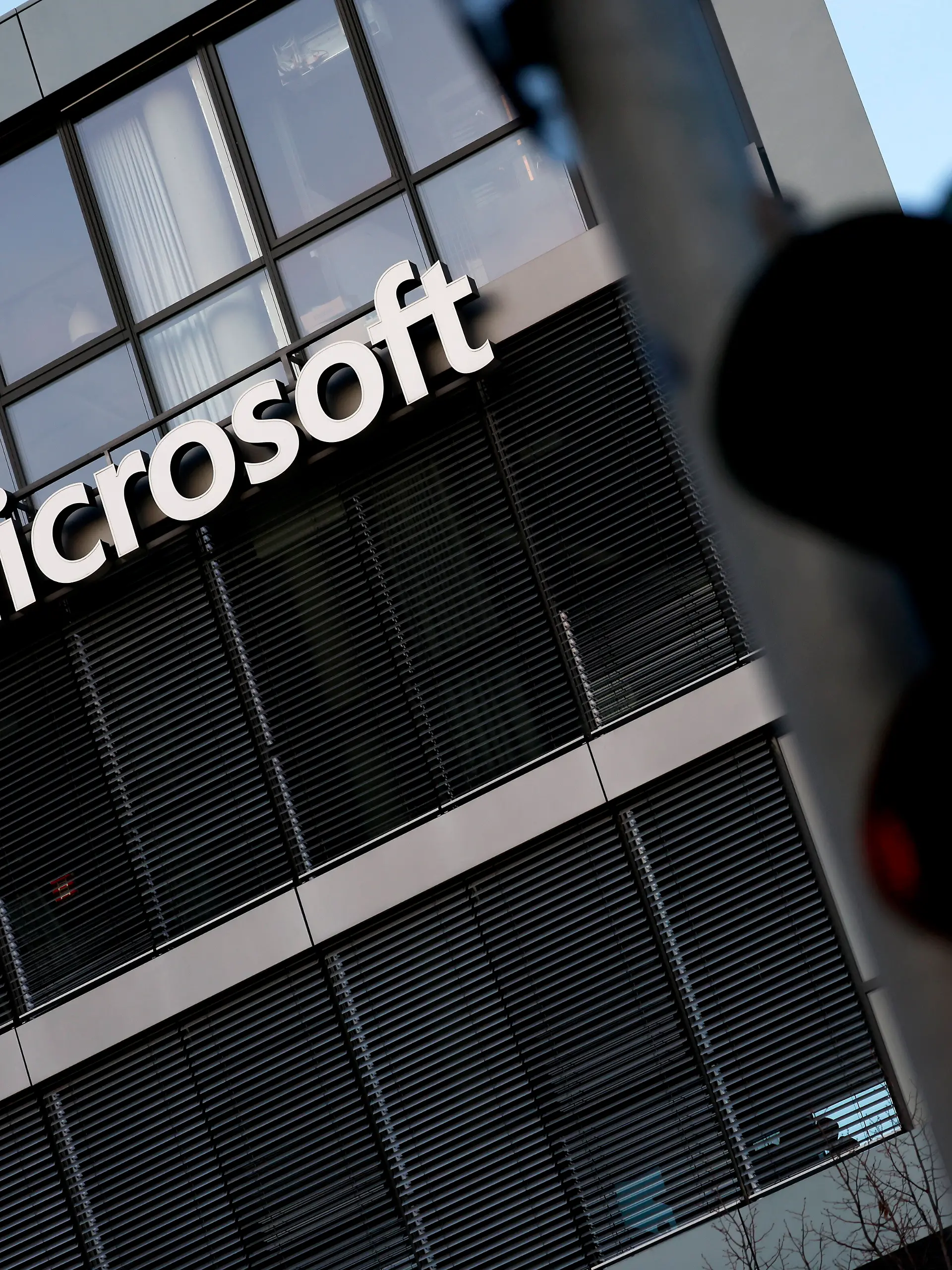 Logo der Microsoft Corporation am Sitz der Microsoft Deutschland GmbH im Rheinauhafen. In der Region ist der Bau eines Rechenzentrums des US-Konzerns Microsoft gestartet. Die Kommunen hoffen auf Tausende neue Jobs. (Themenbild, Symbolbild) Köln, 12.03.2026