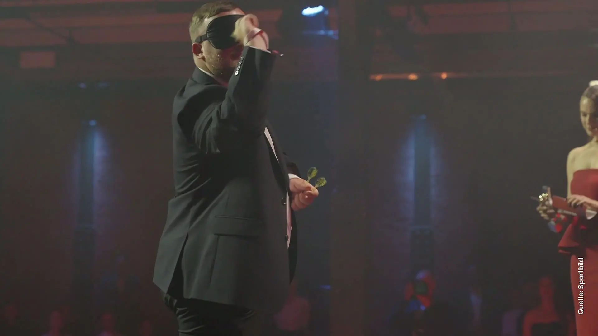 Mit verbundenen Augen! Darts-Star schlägt Zehnkampf-König Littler-Show auf der Promi-Bühne