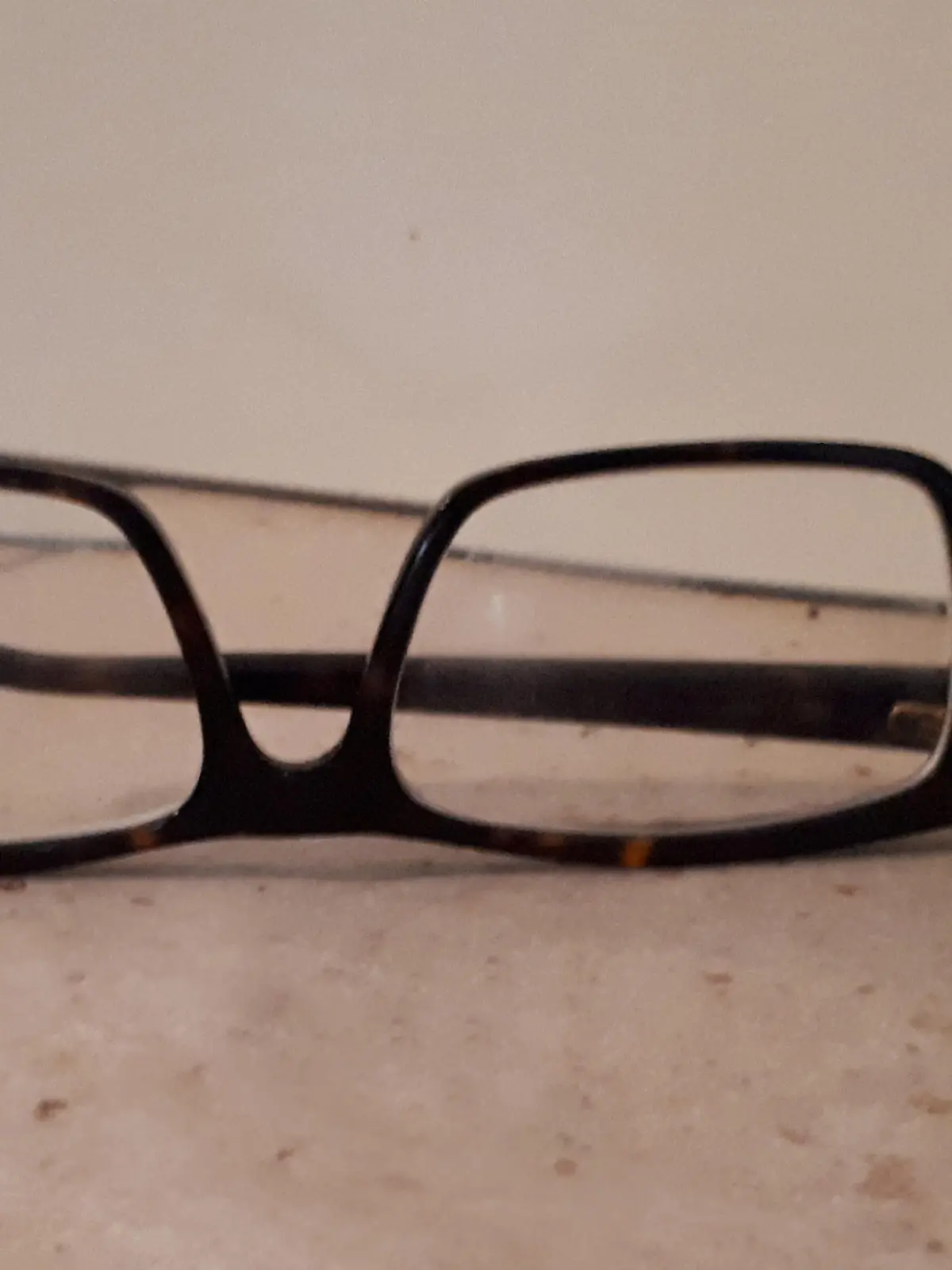 Diese Brille hat der Räuber am Tatort zurückgelassen.