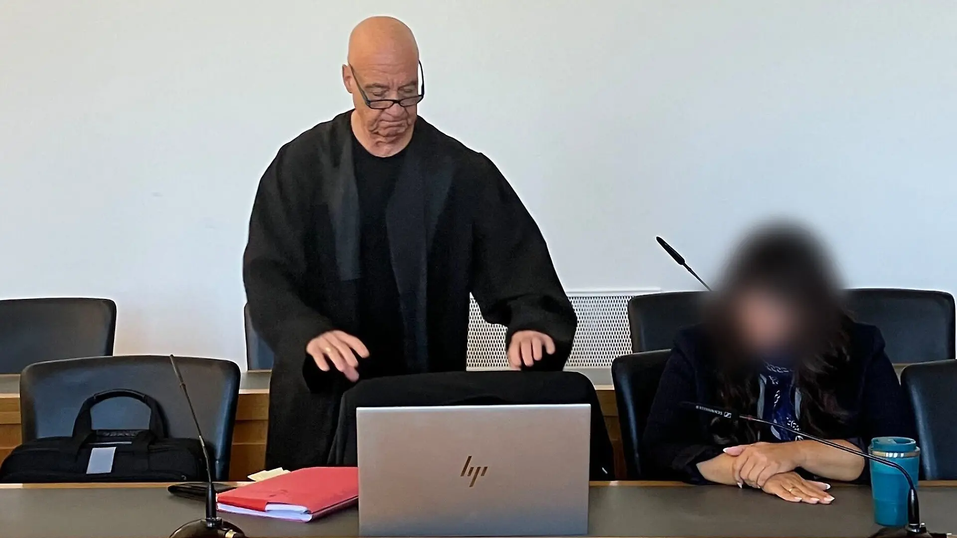 Die 42-jährige Angeklagte (r), die mit einer erfundenen Krebserkrankung ihres Sohnes insgesamt 358.000 Euro an Spenden ergaunert haben soll, sitzt neben ihrem Rechtsanwalt und Strafverteidiger Ramazan Schmidt im Landgericht. Sie hat ein Geständnis abgelegt. +++ dpa-Bildfunk +++