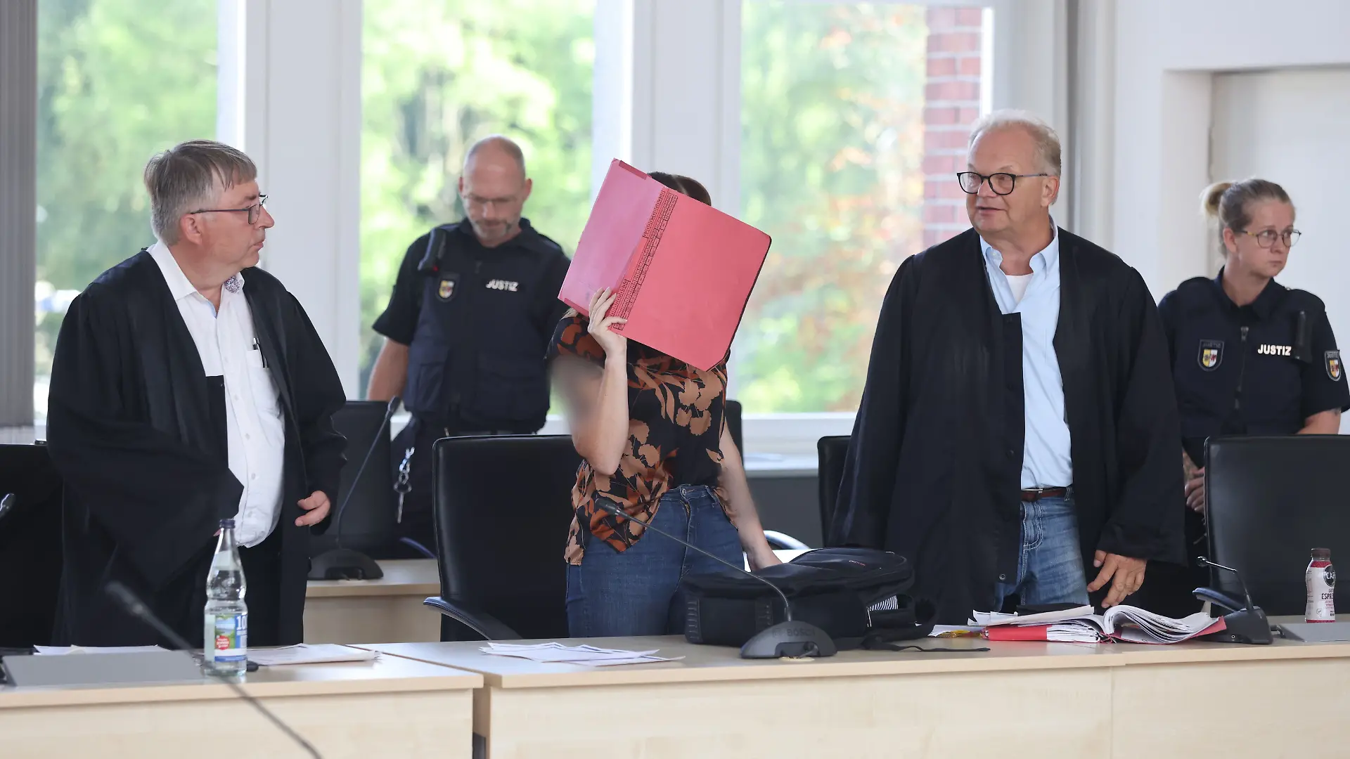 Gina H. mit ihren Anwälten Andreas Ohm (l.) und Thomas Löcker.