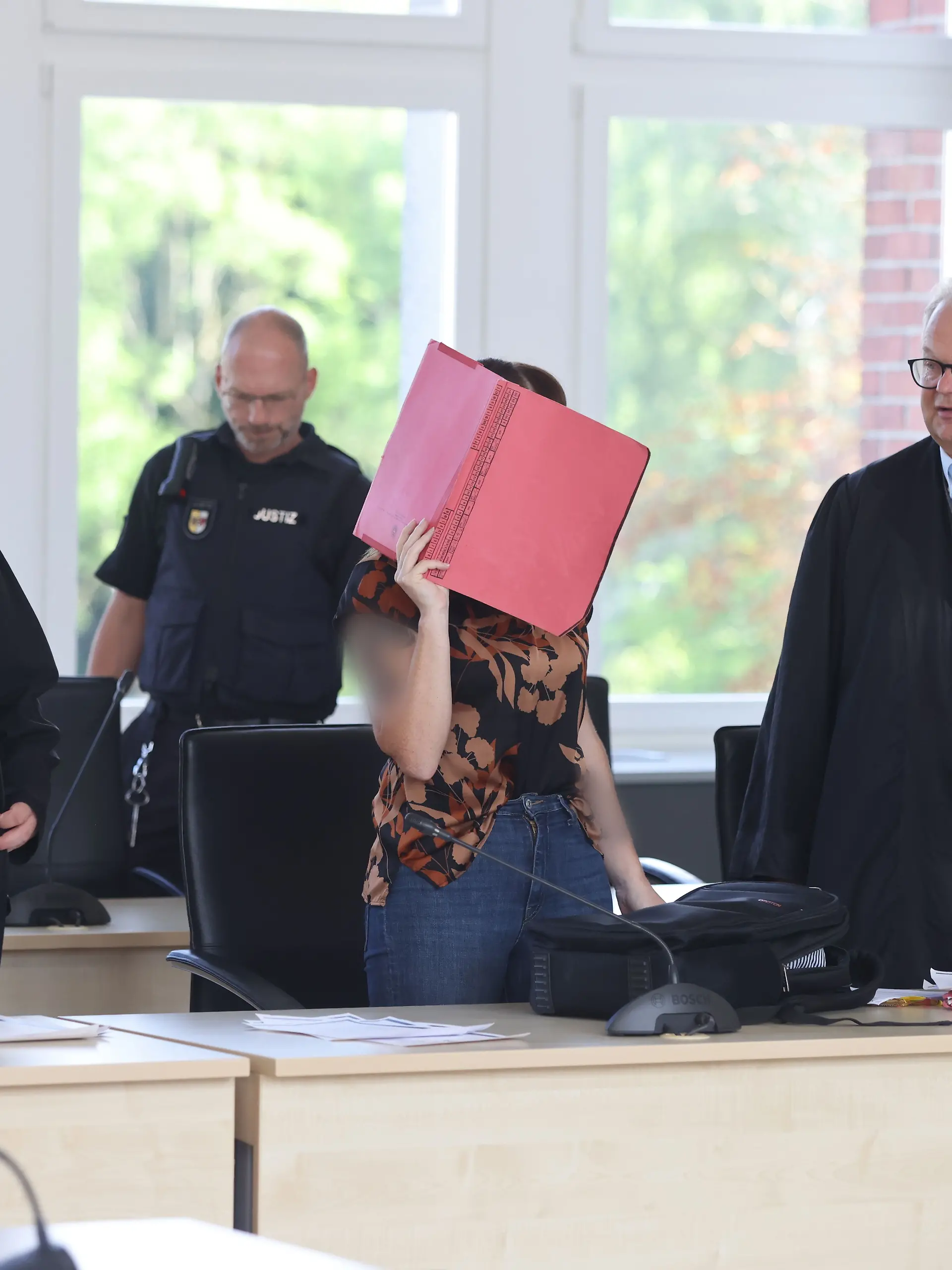 Gina H. mit ihren Anwälten Andreas Ohm (l.) und Thomas Löcker.