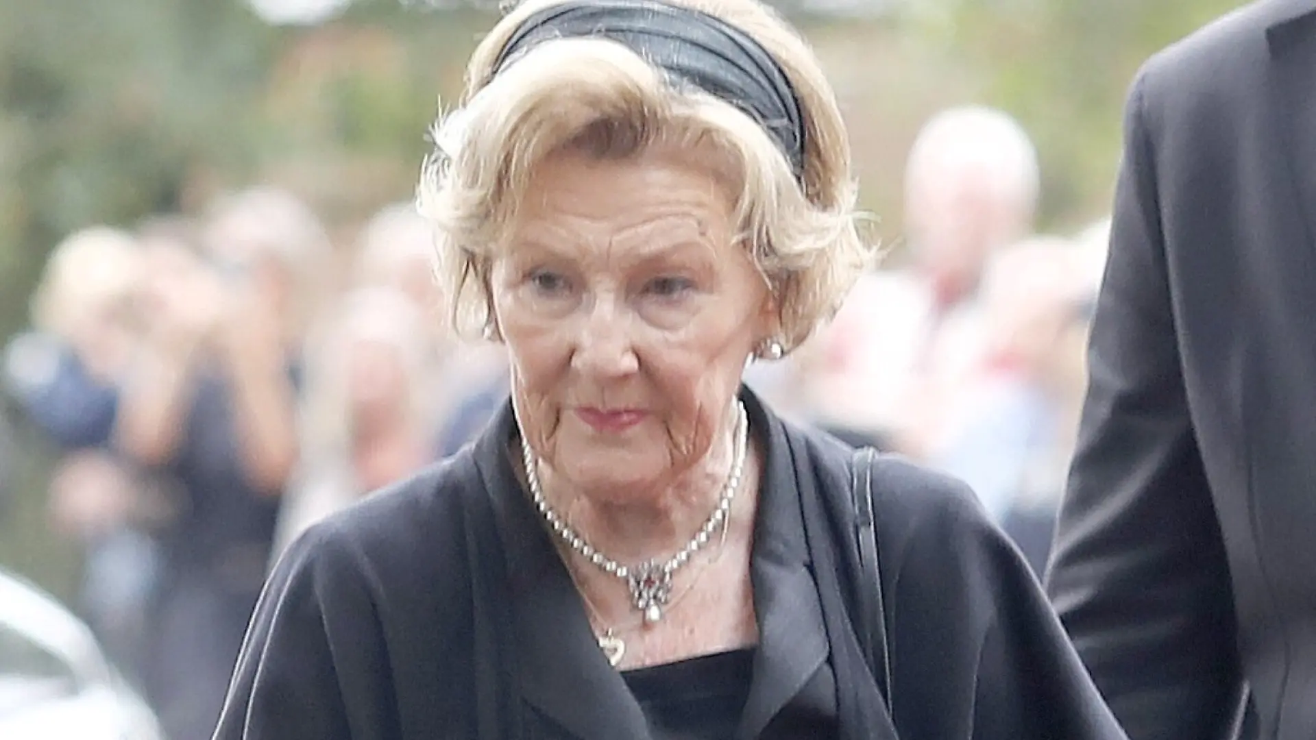 Norwegische Royals kommen zur Trauerfeier in der Kirche von Asker.