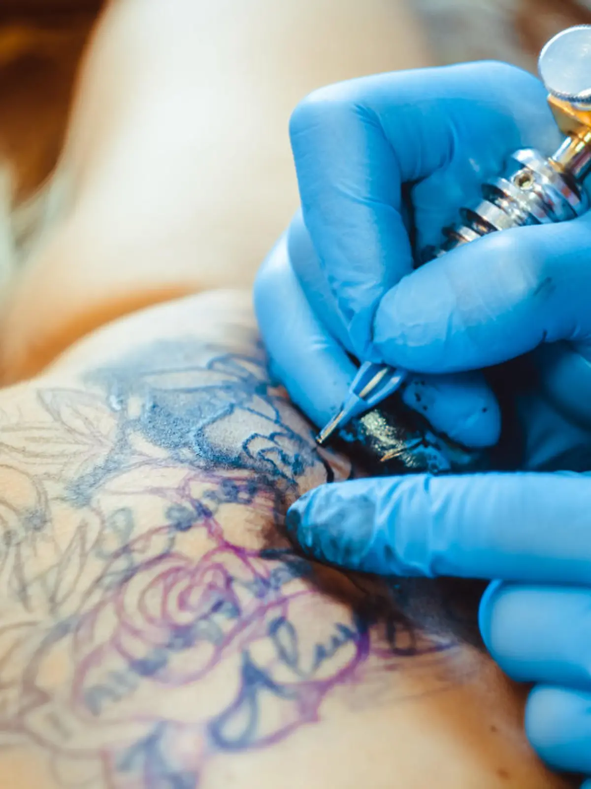 Tätowierer sticht Tattoo