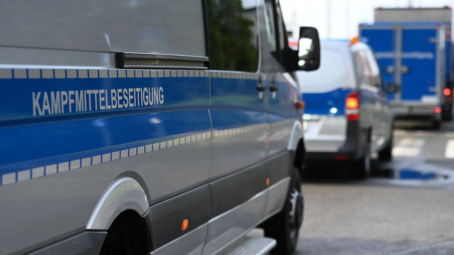 Fahrzeuge der Kampfmittelbeseitigung sind bereits im Einsatz.