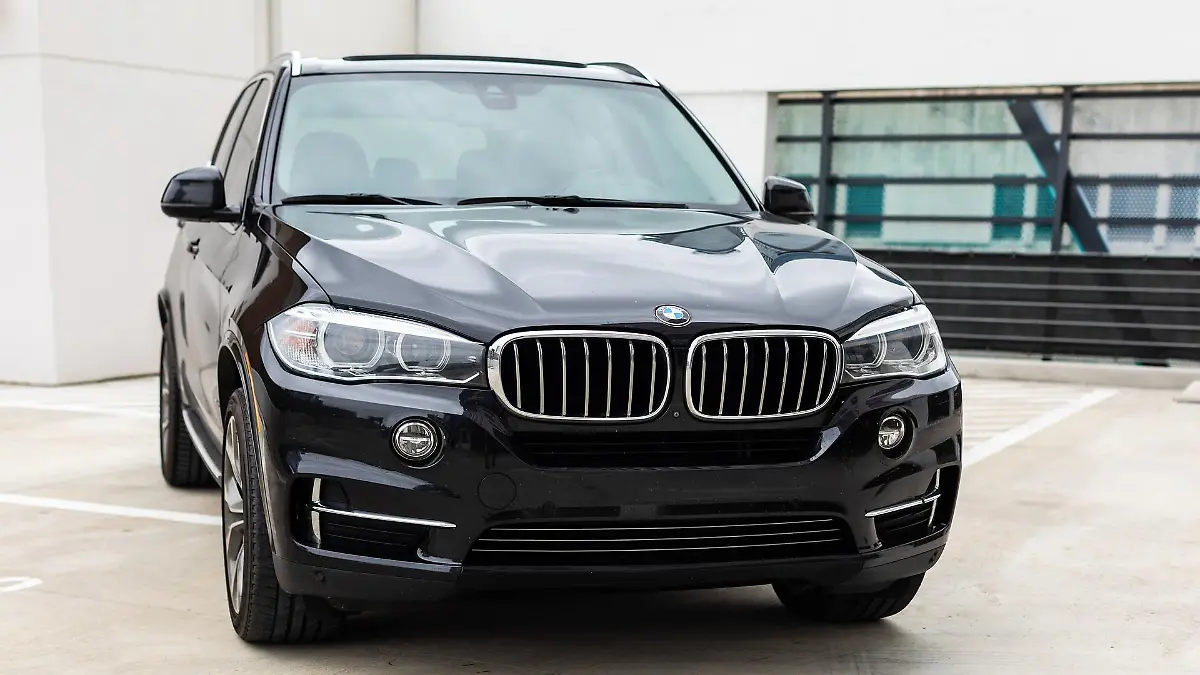 Ein schwarzer BMW X5