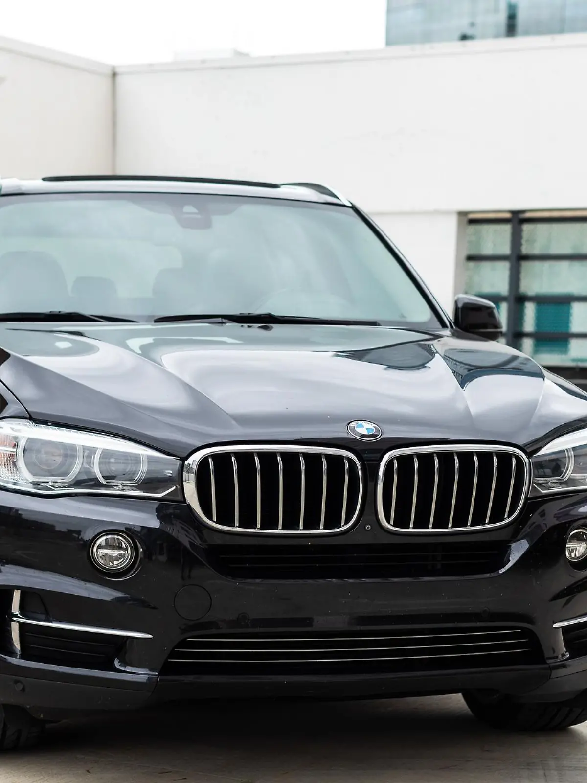 Ein schwarzer BMW X5