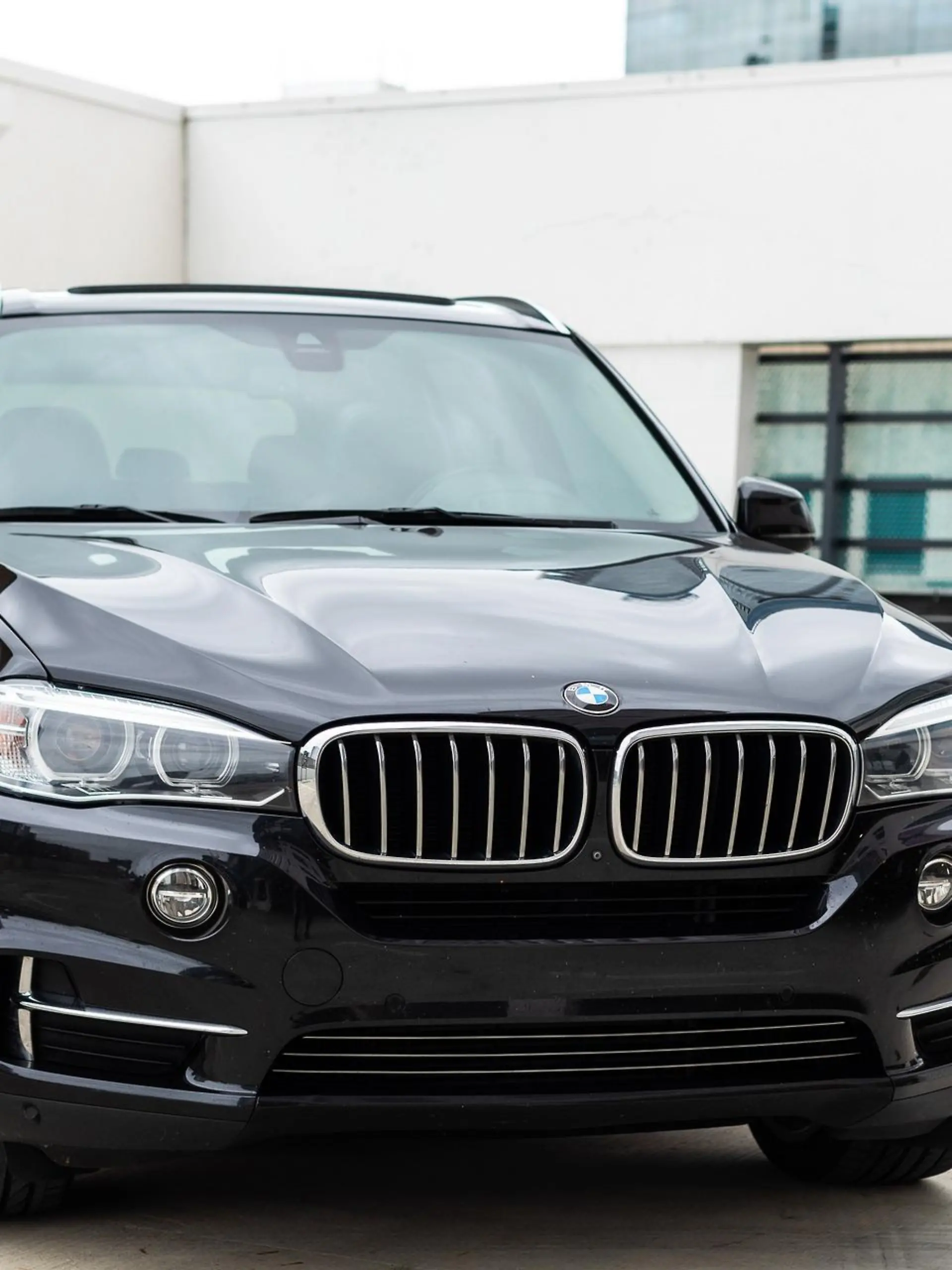 Ein schwarzer BMW X5