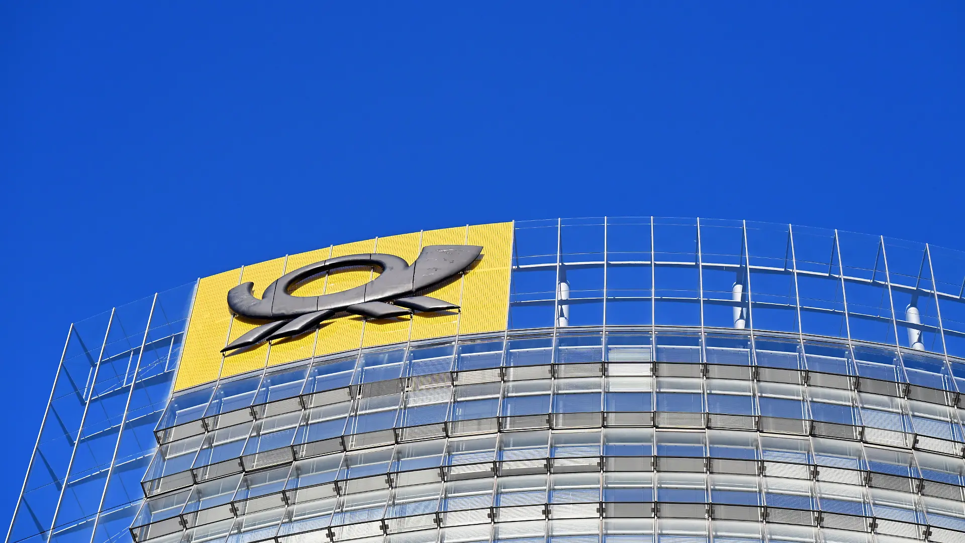 ARCHIV - 13.01.2025, Nordrhein-Westfalen, Bonn: Auf dem Dach der Konzernzentrale des Logistikkonzerns DHL ist ein Posthorn-Logo installiert. Die Deutsche Post AG wurde in DHL AG umbenannt.  (zu dpa: «Deutsche Post verschwindet aus Konzernnamen») Foto: Wolf von Dewitz/dpa +++ dpa-Bildfunk +++
