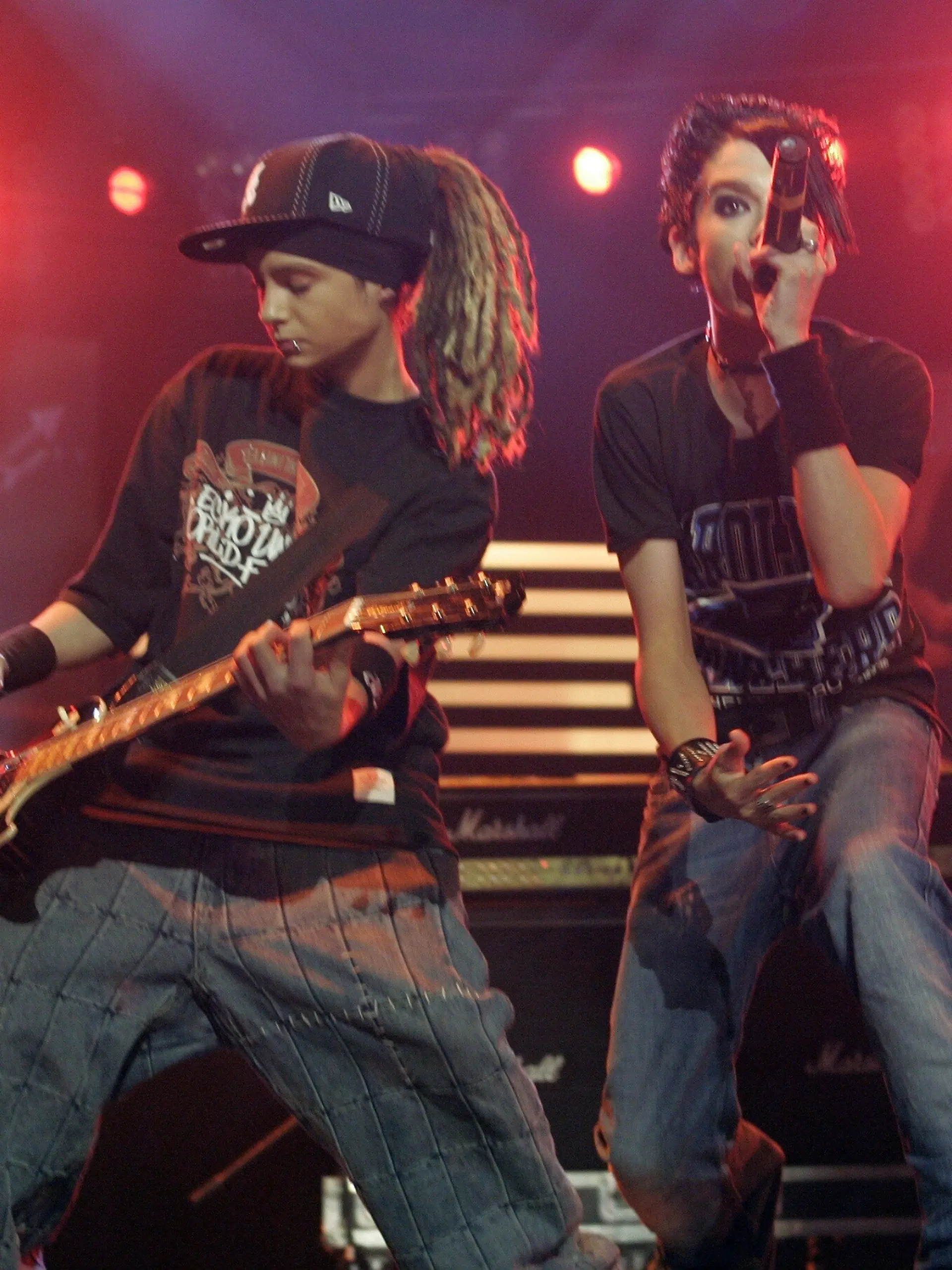 2005 stehen Bill und Tom Kaulitz noch ganz am Anfang ihrer Mega-Karriere: Bei der Verleihung der 1LIVE Krone in Oberhausen zeigen sich die Tokio-Hotel-Zwillinge gemeinsam auf der Bühne – Tom an der Gitarre, Bill am Mikrofon.