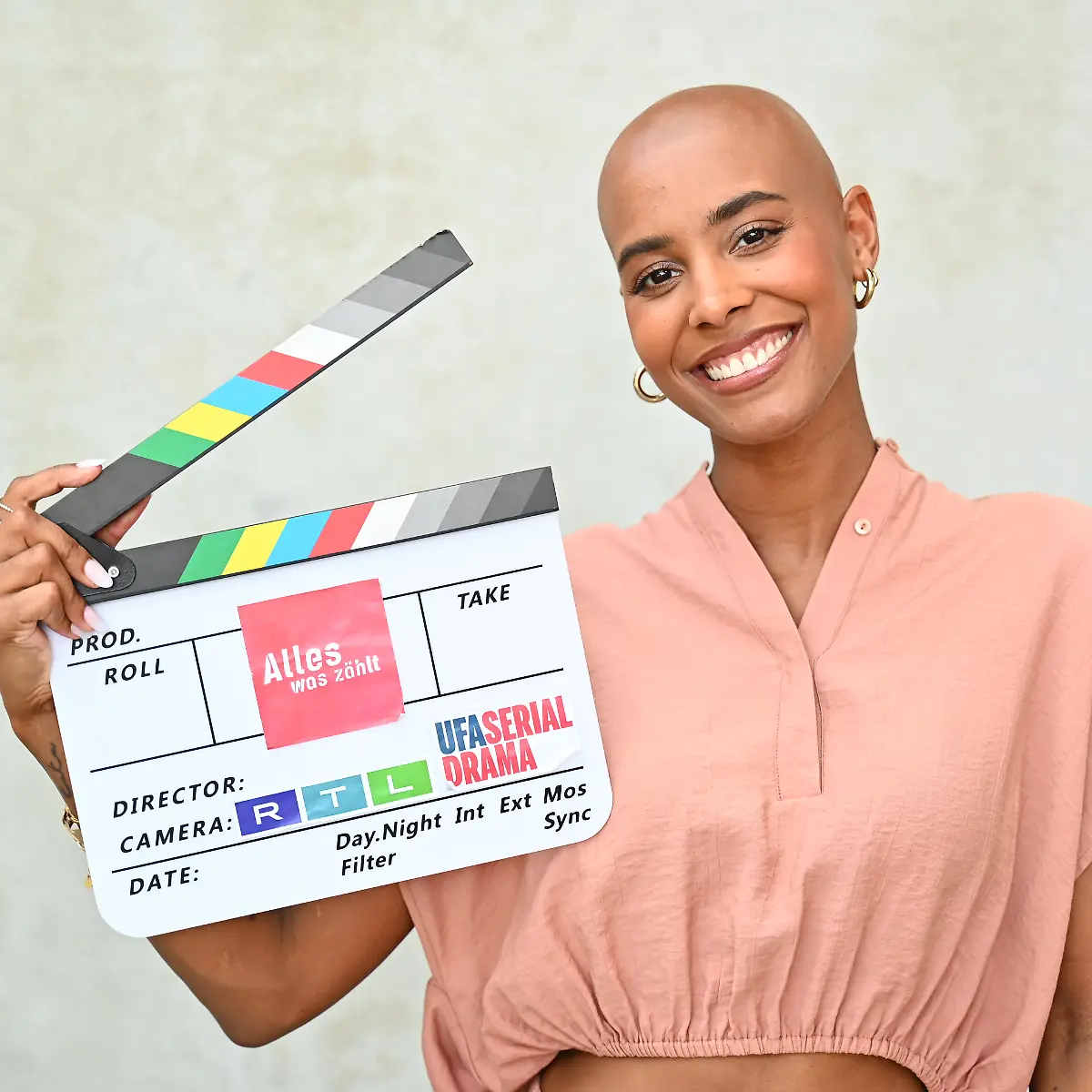 AWZ-Hammer! Sharon Battiste folgt ihrem Freund ans Serien-Set