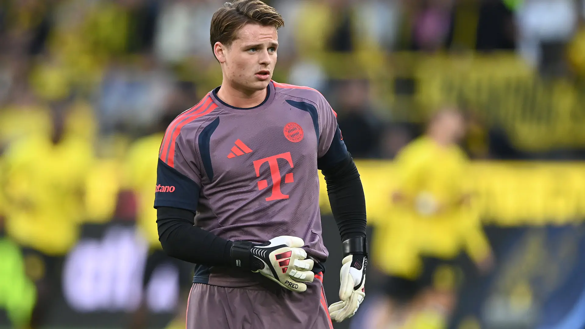 Torwart Jonas URBIG M halbe Figur, Halbfigur, halber Koerper, Einzelbild, angeschnittenes Einzelmotiv, Fussball DFL Franz Beckenbauer Supercup 2026 / Borussia Dortmund - FC Bayern Muenchen 1-2 am 22.08.2026 in Dortmund/ Deutschland. DFL regulations prohibit any use of photographs as image sequences and/or quasi-video Â *** Goalkeeper Jonas URBIG M half-figure, half-body, single image, cropped single shot, Soccer DFL Franz Beckenbauer Super Cup 2026 Borussia Dortmund FC Bayern Munich 12 on August 22, 2026, in Dortmund, Germany. DFL regulations prohibit any use of photographs as image sequences and/or quasi-video.