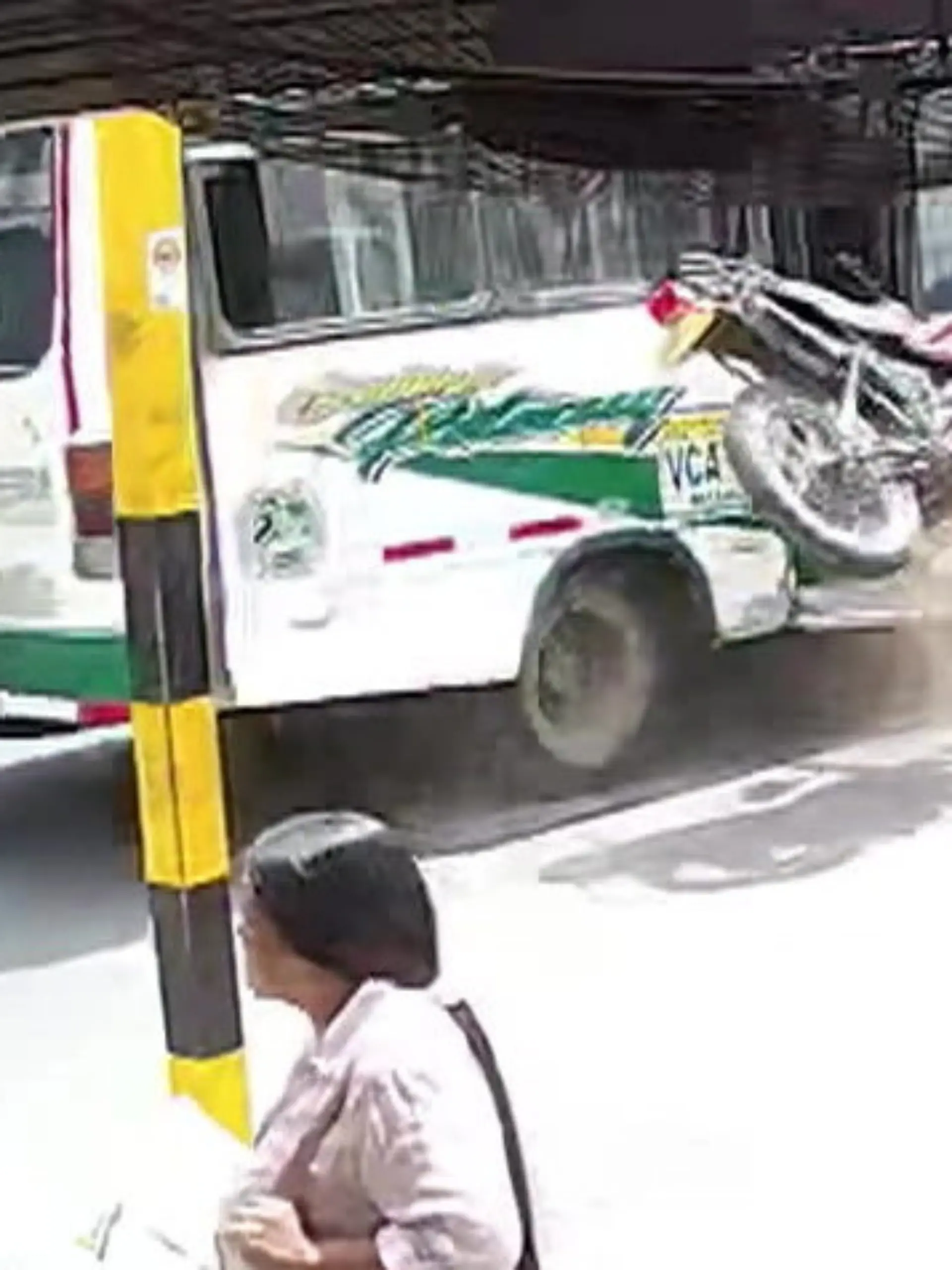 Bild zu: "Wunder bei Horror-Crash! Motorradfahrer rast ungebremst in Bus – DAS rettet ihn"
