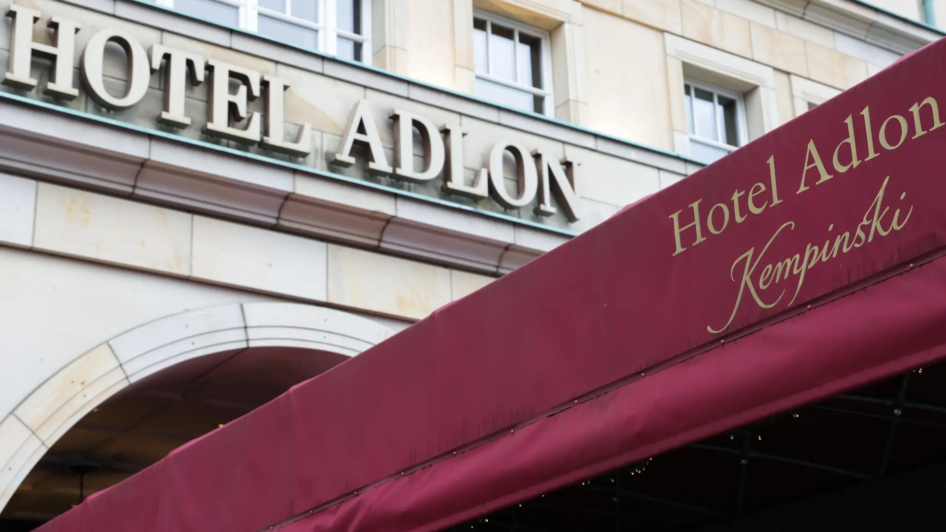 ARCHIV - 07.12.2022, Berlin: Blick auf den Eingang des Hotels Adlon.  (zu dpa: «Adlon soll für mindestens 280 Millionen verkauft werden») Foto: Jörg Carstensen/dpa +++ dpa-Bildfunk +++