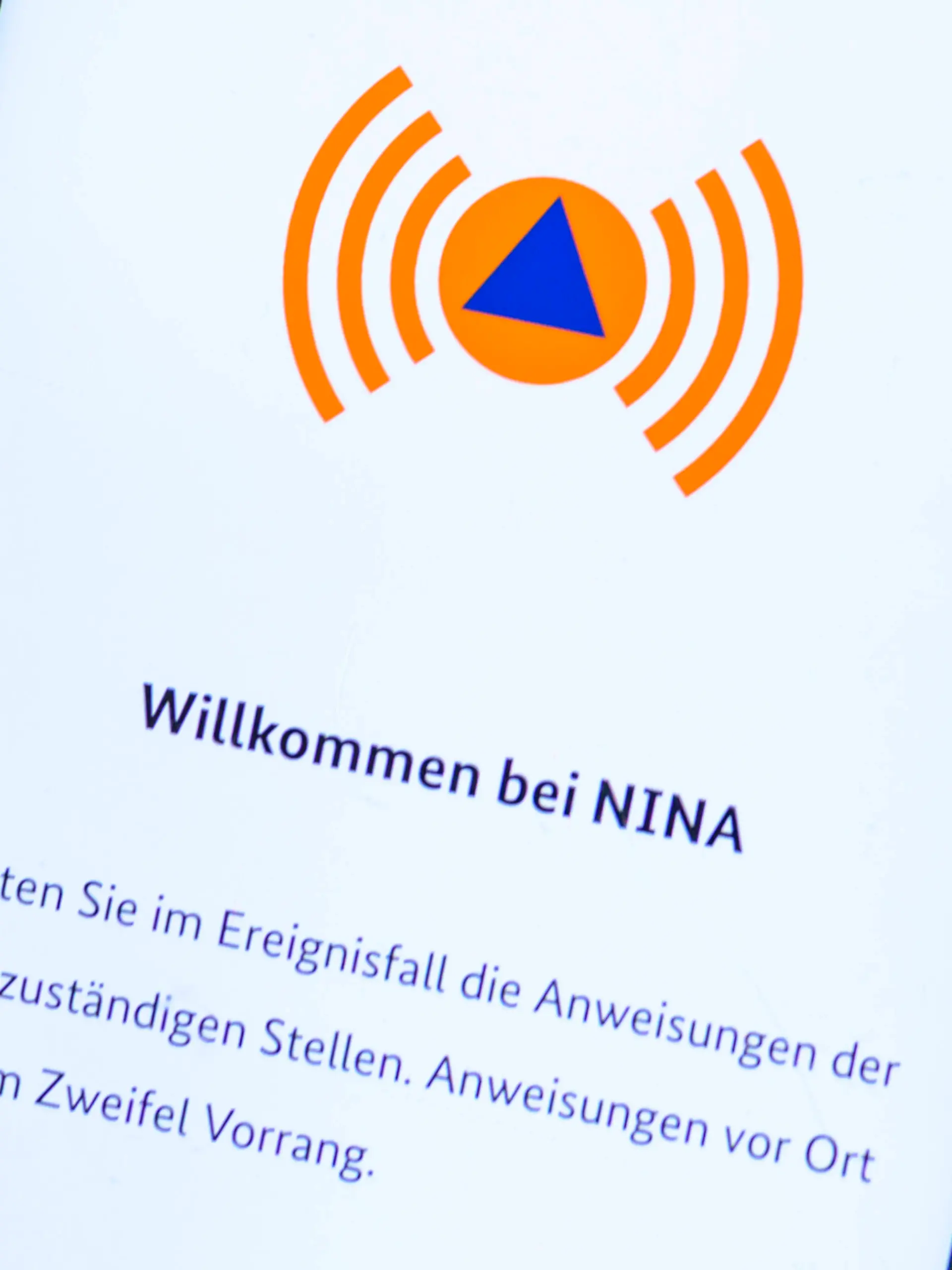 GER, Berlin, Warntag, Bundesweiter Warntag am 12.09.2024, - Symbolfoto, Sirene, Handy, App, Nina, BBK, Bundesamt fuer Be