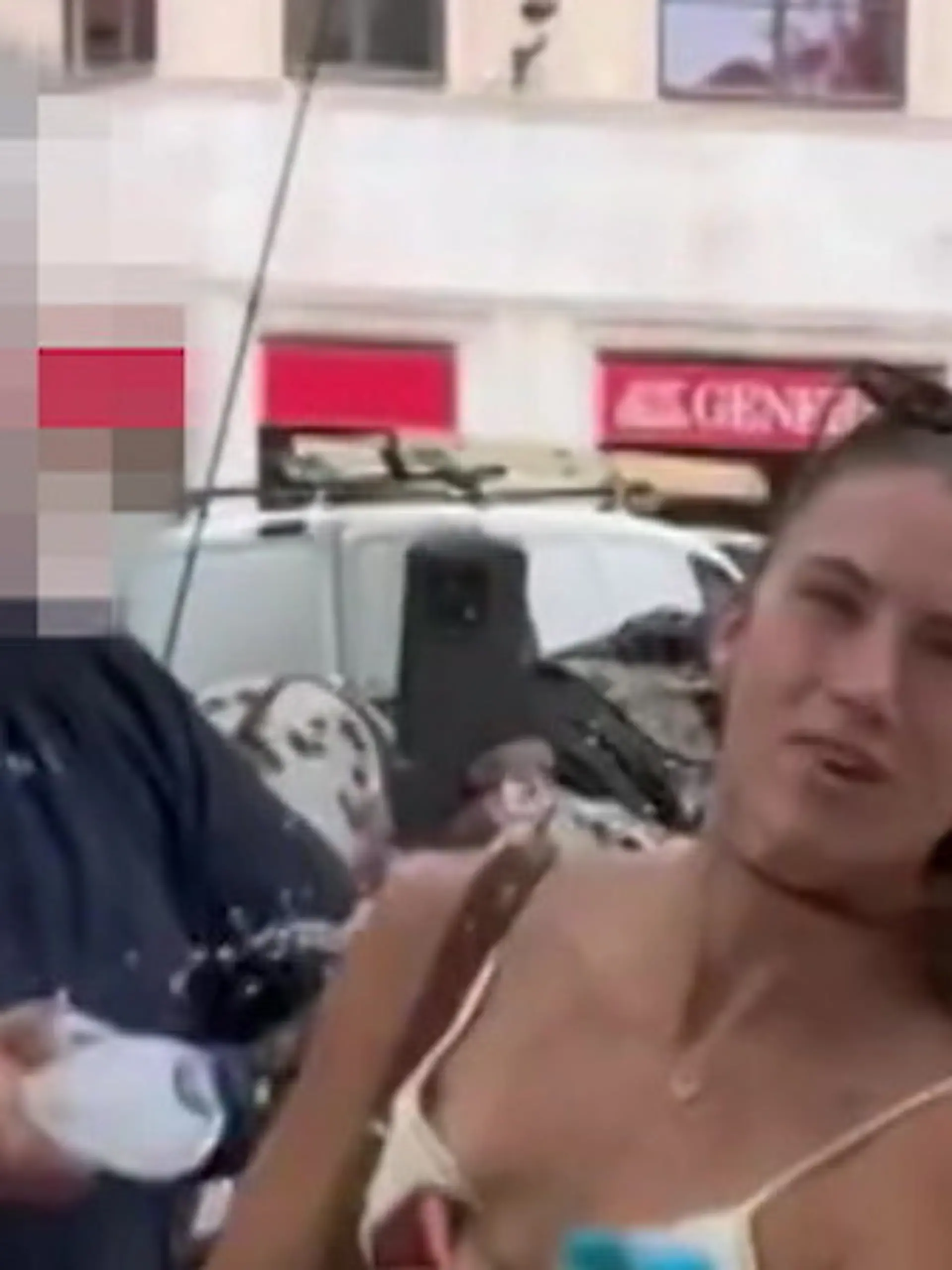 Bild zu: "Nazi-Spruch und Wasser-Attacke! Kutscher greift Influencerin an – weil sie DAS fordert"