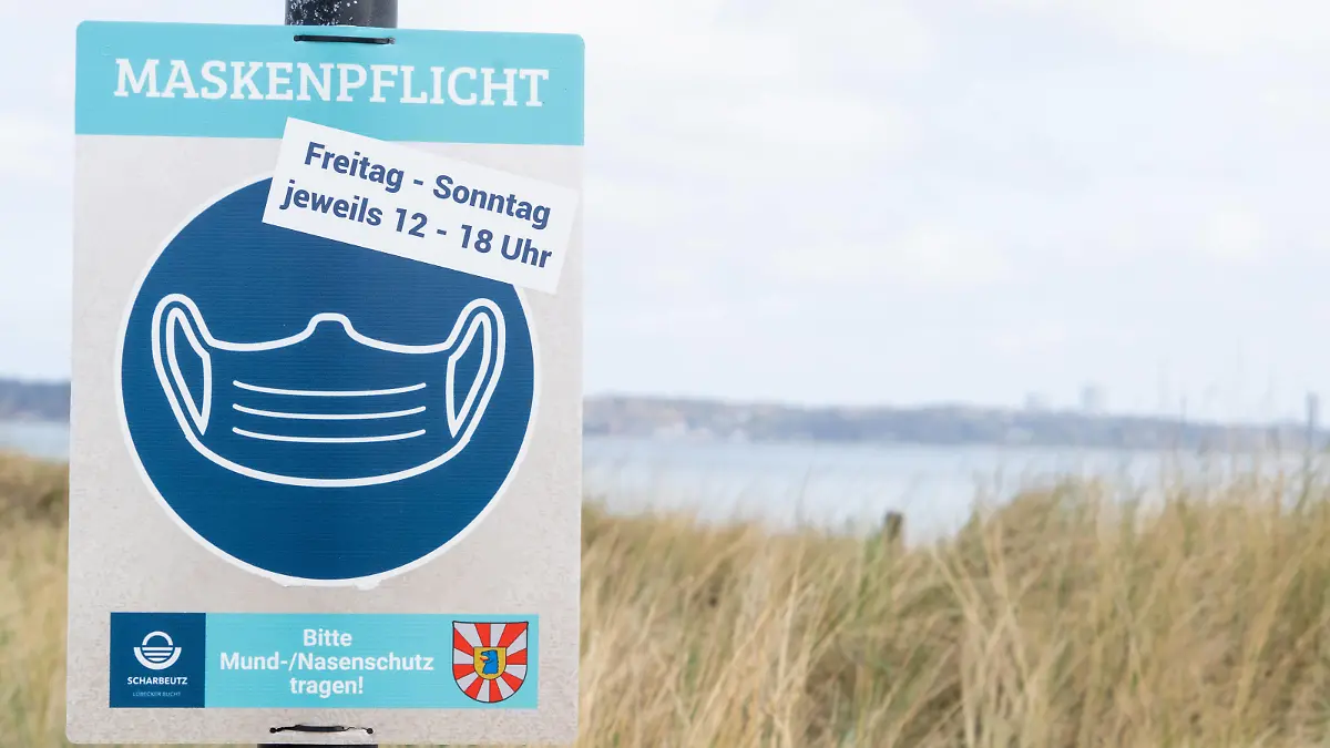 Weitgehend leerer Strand in Scharbeutz an der Ostsee Teil der Modellregion Lübecker Bucht, die sich aus der Stadt Neustadt in Holstein mit Pelzerhaken und Rettin, der Gemeinde Sierksdorf, der Gemeinde Scharbeutz mit Haffkrug sowie der Gemeinde Timmendorfer Strand mit Niendorf zusammensetztWeitgehend leerer Strand in Scharbeutz an der Ostsee Teil der Modellregion Lübecker Bucht, die sich aus der Stadt Neustadt in Holstein mit Pelzerhaken und Rettin, der Gemeinde Sierksdorf, der Gemeinde Scharbeutz mit Haffkrug sowie der Gemeinde Timmen, Scharbeutz Schleswig-Holstein Deutschland Strand *** Largely empty beach in Scharbeutz on the Baltic Sea Part of the Lübeck Bay model region, which is made up of the town of Neustadt in Holstein wi 