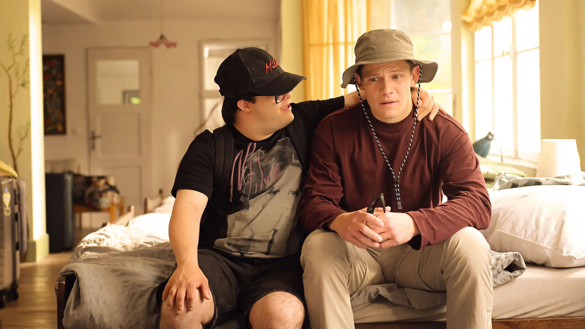 Frangiskos Kakoulakis (l) als Charlie und Max von der Groeben als Alex in einer Szene aus dem Film «Das gewisse Etwas»