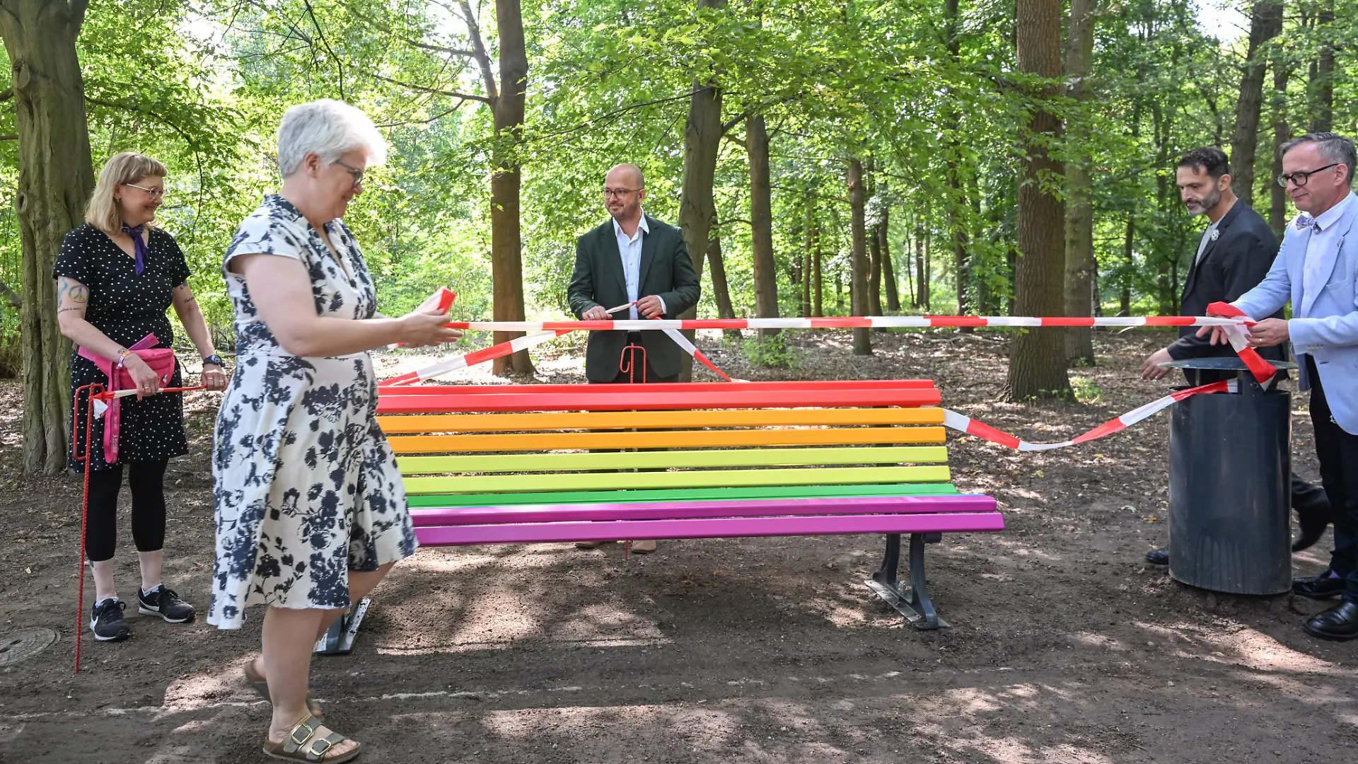 Erst Anfang August wurde die Regenbogenbank im Berliner Tiergarten als Gedenkort für die Opfer des CSD-Anschlags aufgestellt.