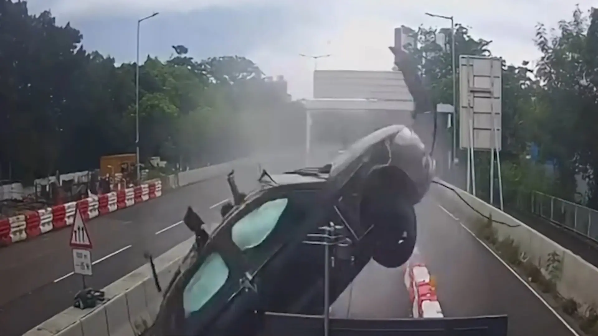 Bild von Auto überschlägt sich mehrfach – Fahrer macht sich nach DIESEM Crash aus dem Staub!