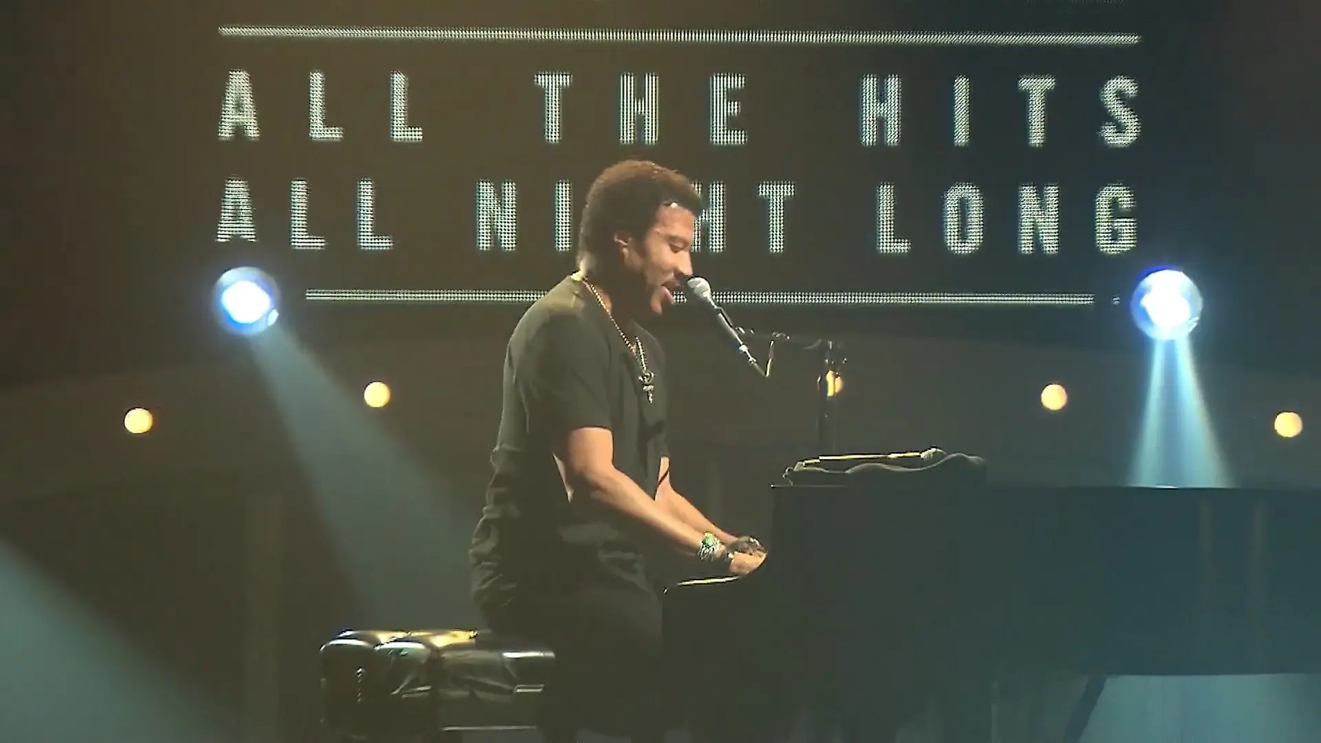 Vom Konzert ins Krankenhaus! Musik-Superstar liegt plötzlich auf der Intensivstation Sorgen um Lionel Richie