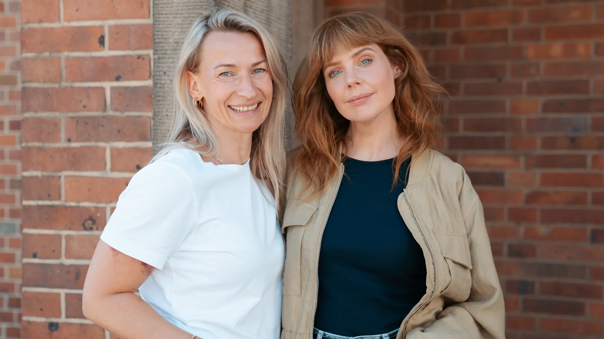 Toni Marei (r.) mit GZSZ-Chefmaskenbildnerin Marlen Pötschulat