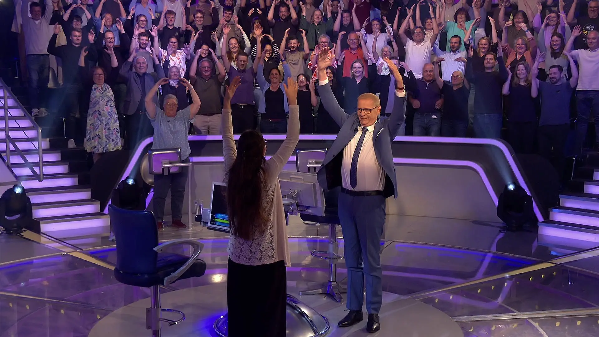 Günther Jauch macht Lachyoga mit Kandidatin Viviane Clarin.