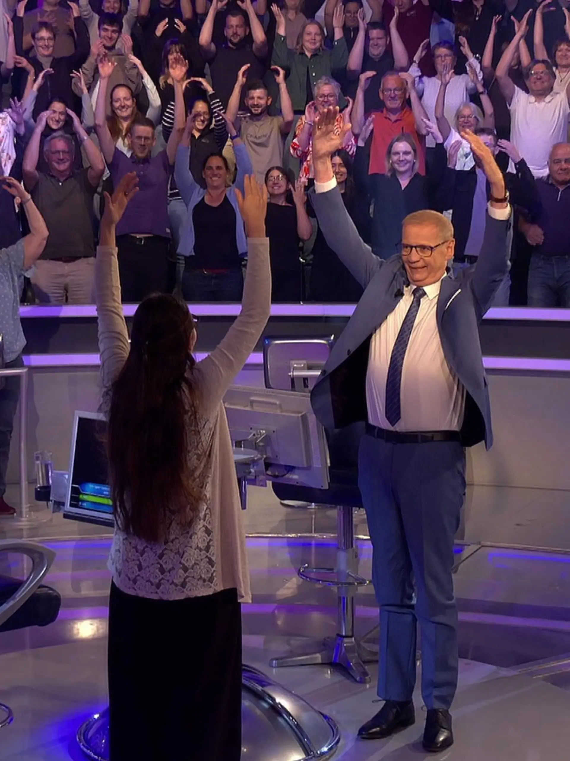 Günther Jauch macht Lachyoga mit Kandidatin Viviane Clarin.