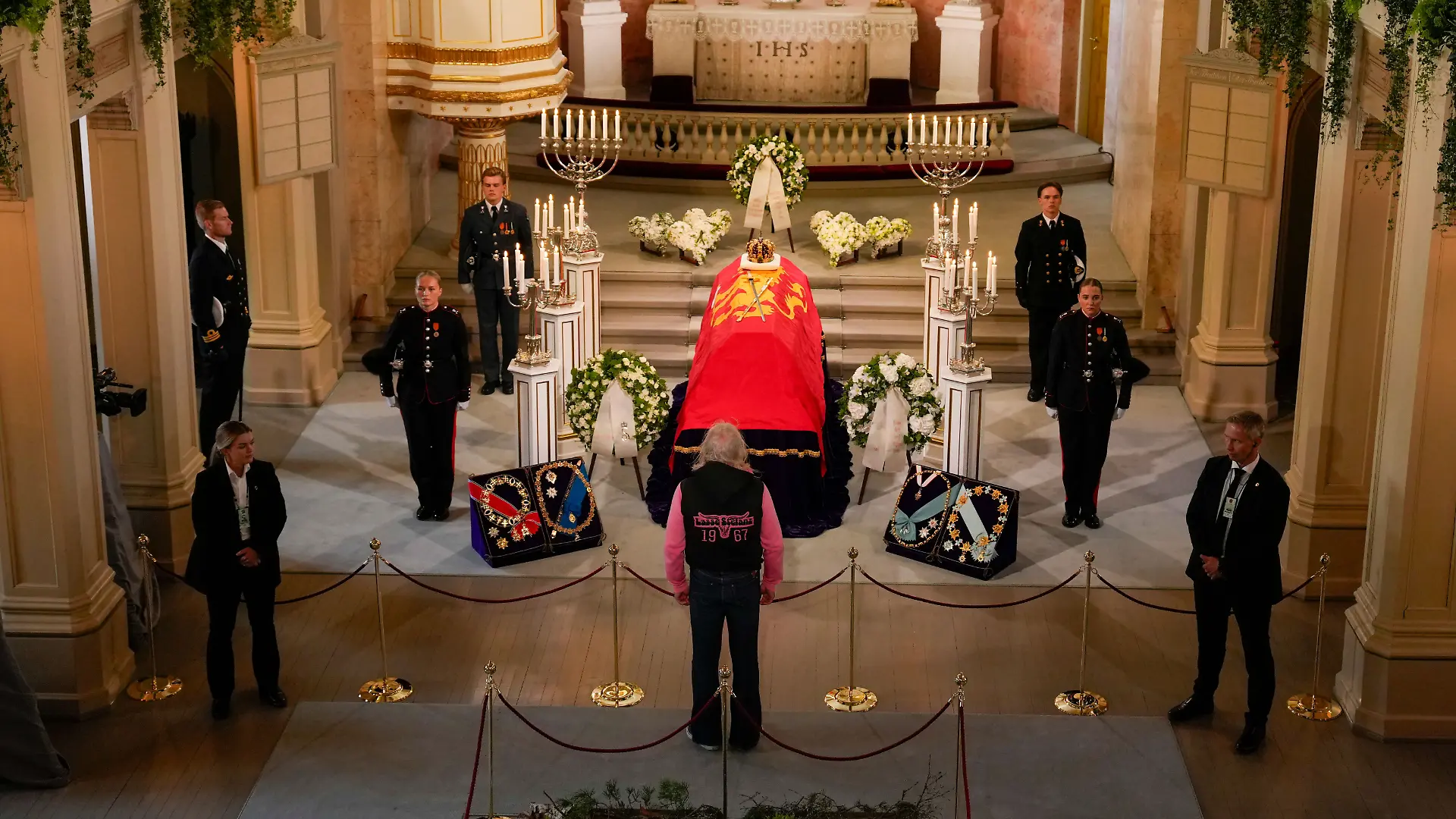 Am 1. September um 14 Uhr wurde die sogenannte Aufbahrung eröffnet, so dass Besucherinnen und Besucher langsam an dem geschlossenen Sarg von König Harald V. vorbeigehen können, um Abschied zu nehmen.