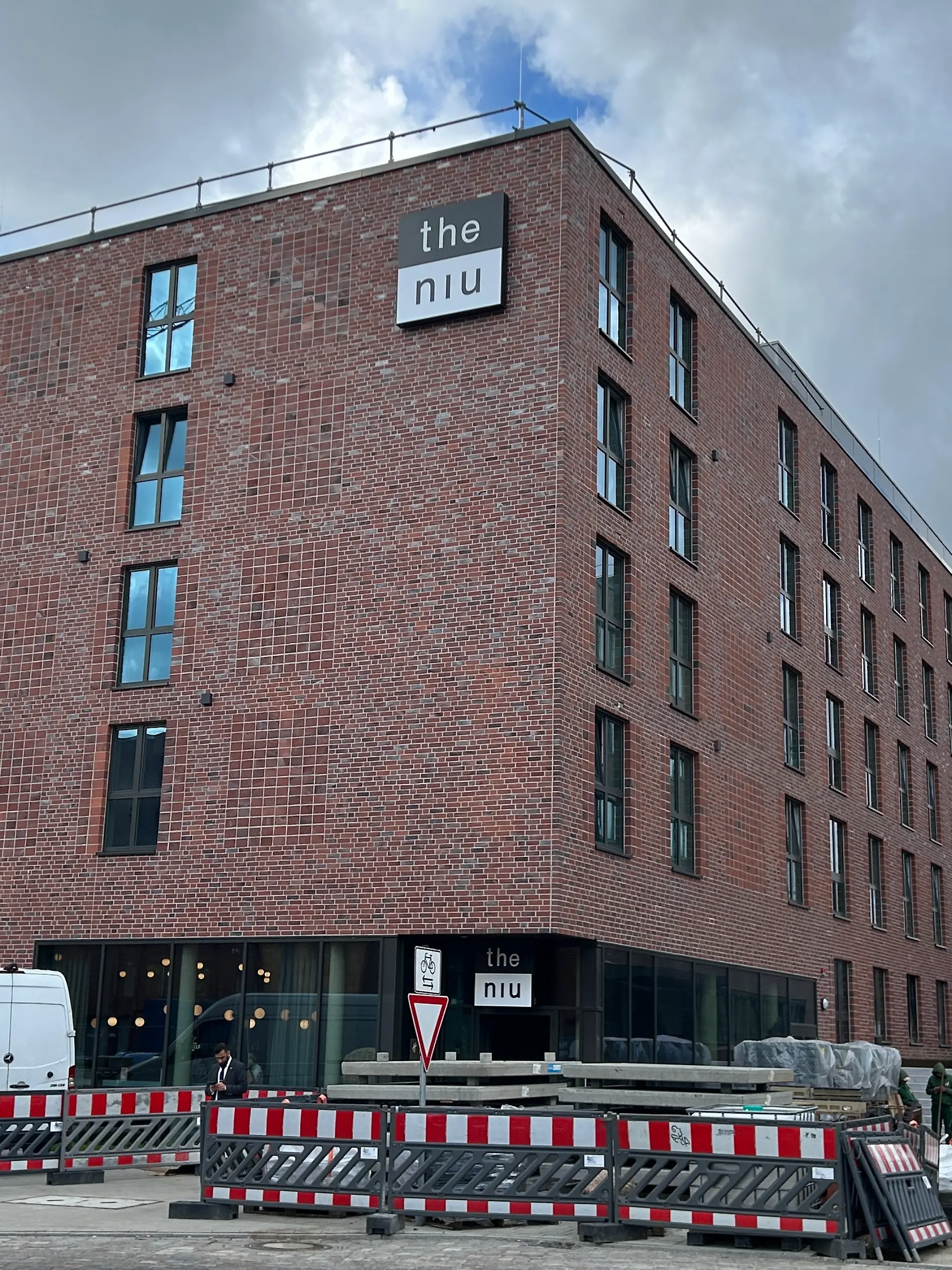 Bild zu: "Neues Design-Hotel wird plötzlich zur Unterkunft für Geflüchtete"