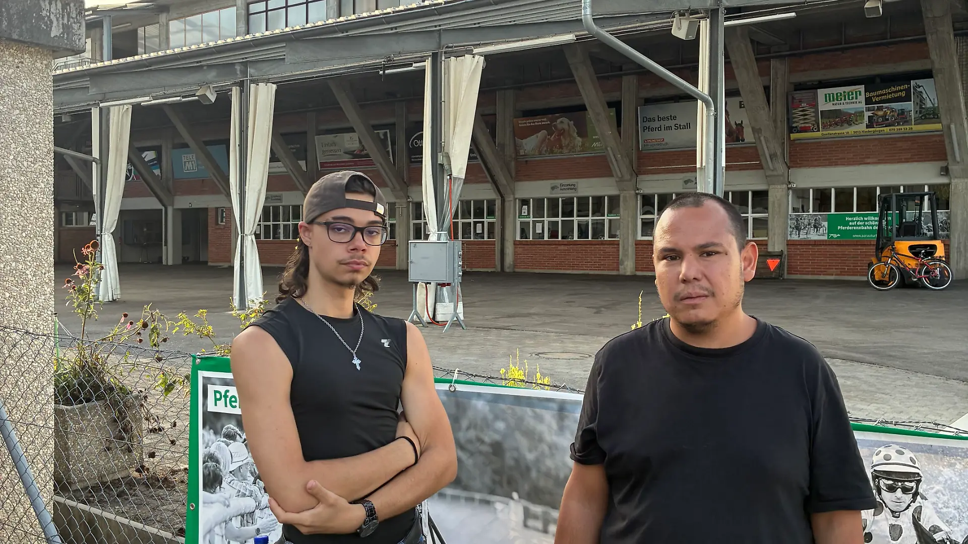 Kilian Wanner (18, l.) und Joe (34) kannten sich vor der Schießerei nicht. Als die Schüsse fielen, versuchten sie gemeinsam mit weiteren Helfern, die ihnen ebenfalls unbekannte Maria (†22) zu retten. Seit dieser Nacht stehen die beiden in Kontakt.