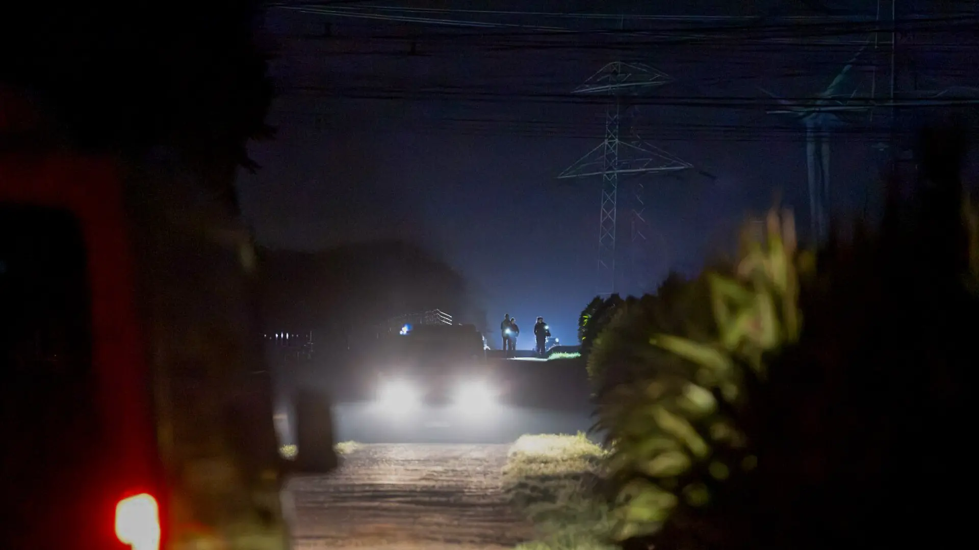 Kriminaltechniker und Polizisten sind in der Umgebung um das Umspannwerk Bergheim unterwegs.