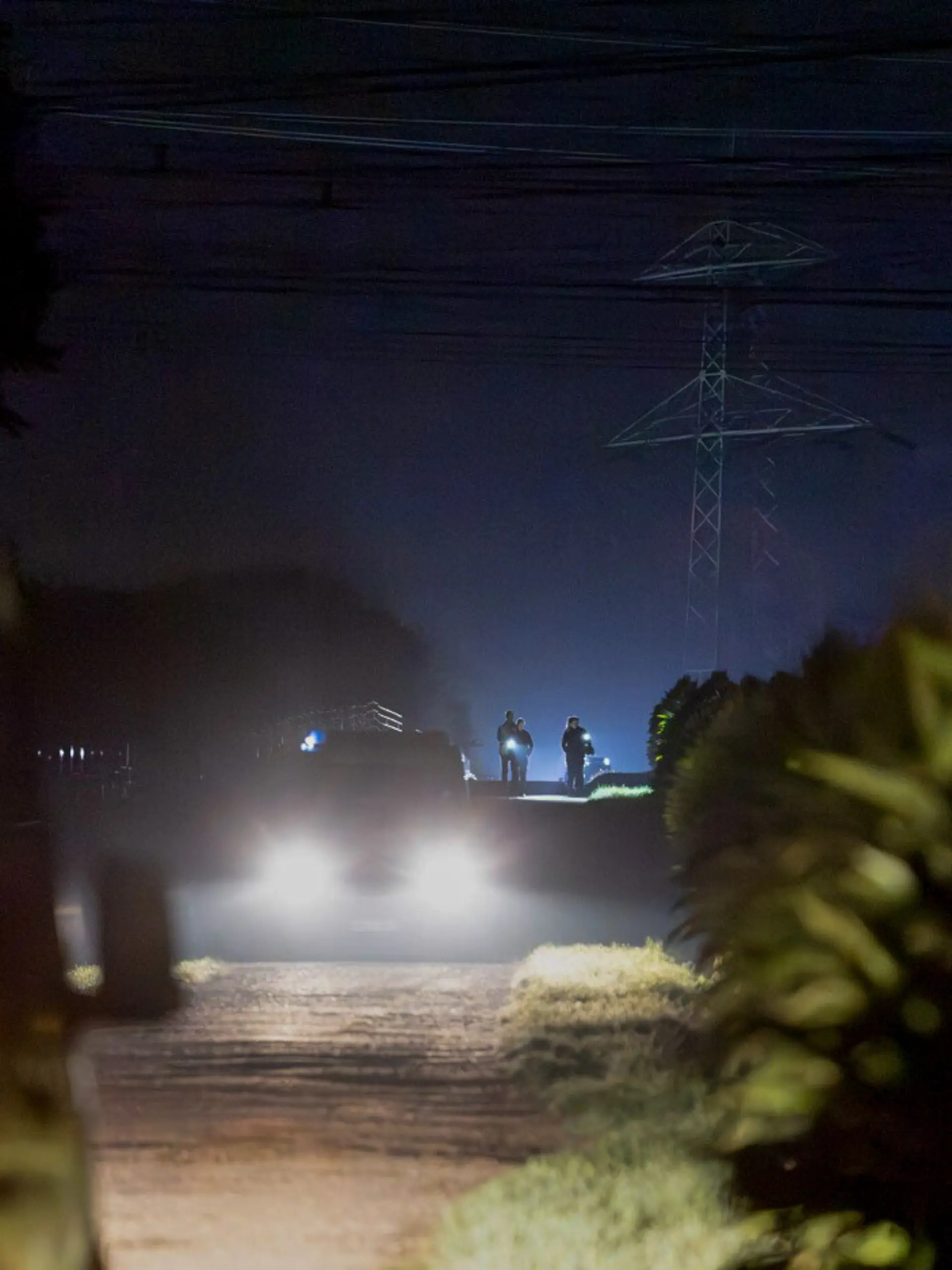 Kriminaltechniker und Polizisten sind in der Umgebung um das Umspannwerk Bergheim unterwegs.