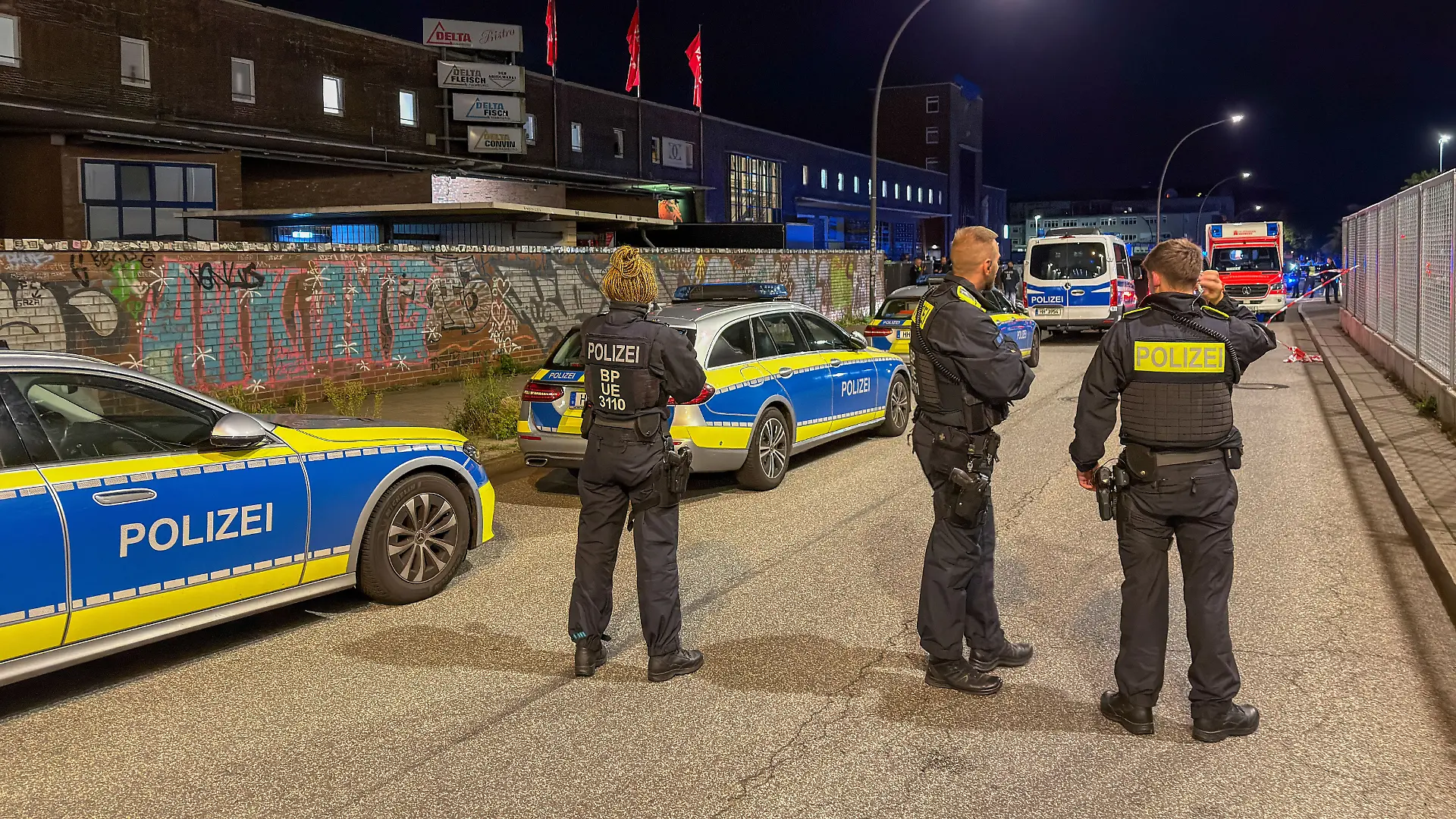 Auf einem Fabrikgelände in der Hamburger Lagerstraße sind in der Nacht zwei Männer getötet worden.