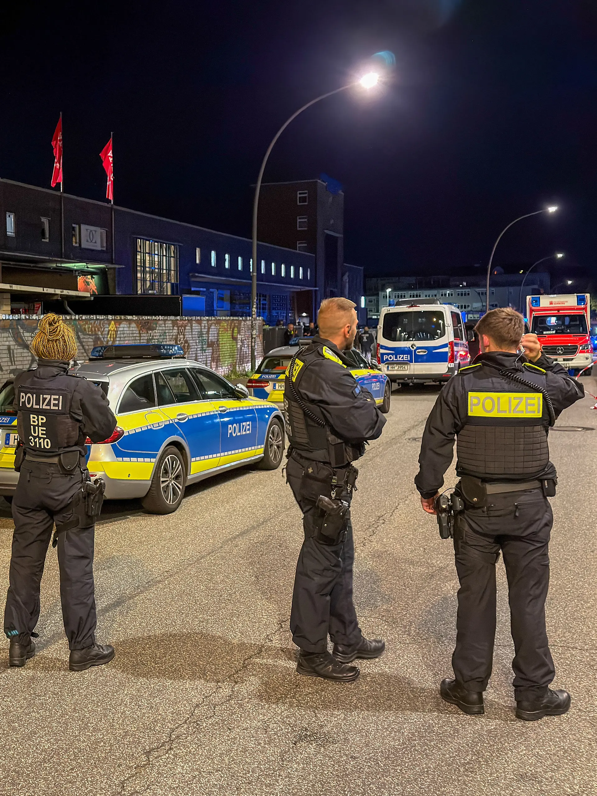 Auf einem Fabrikgelände in der Hamburger Lagerstraße sind in der Nacht zwei Männer getötet worden.