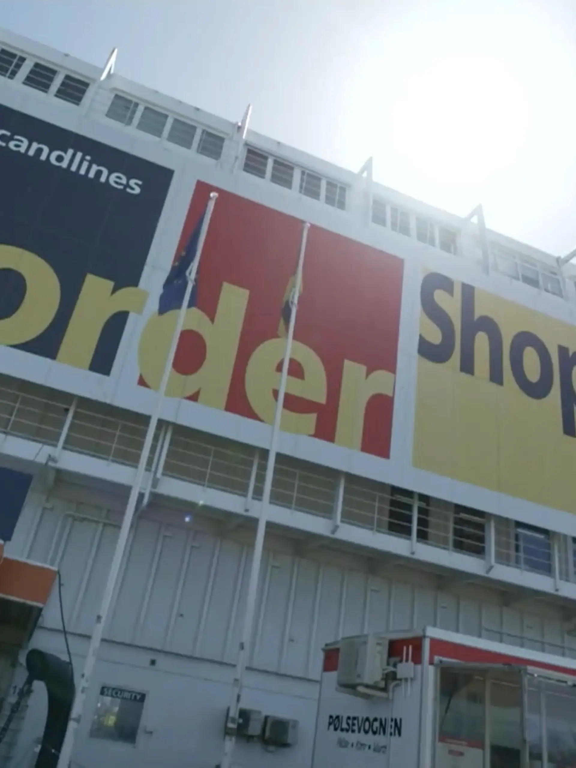 Bild zu: "Der Bordershop - Das schwimmende Alkohol-Kaufhaus"