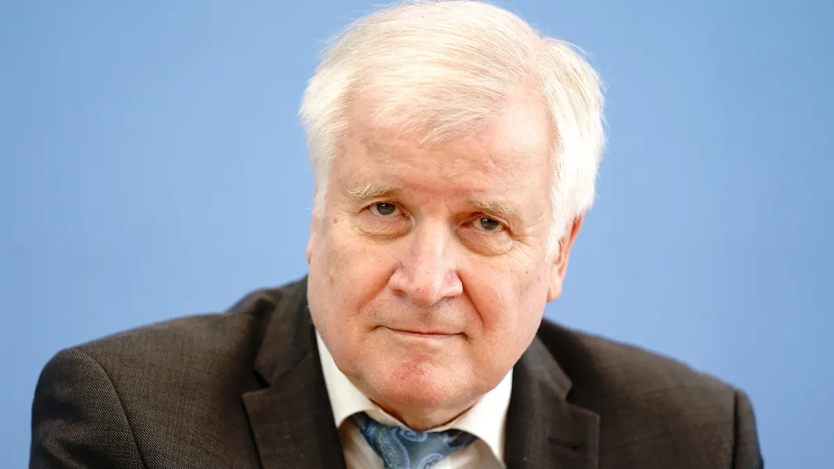 ARCHIV - 04.05.2021, Berlin: Horst Seehofer (r, CSU), Bundesminister des Innern, für Bau und Heimat, stellt in der Bundespressekonferenz die Fallzahlen politisch motivierter Kriminalität für das Jahr 2020 vor. (zu dpa «Seehofer: Es hat vier Wochen gedauert, bis ich nicht mehr positiv war») Foto: Kay Nietfeld/dpa +++ dpa-Bildfunk +++